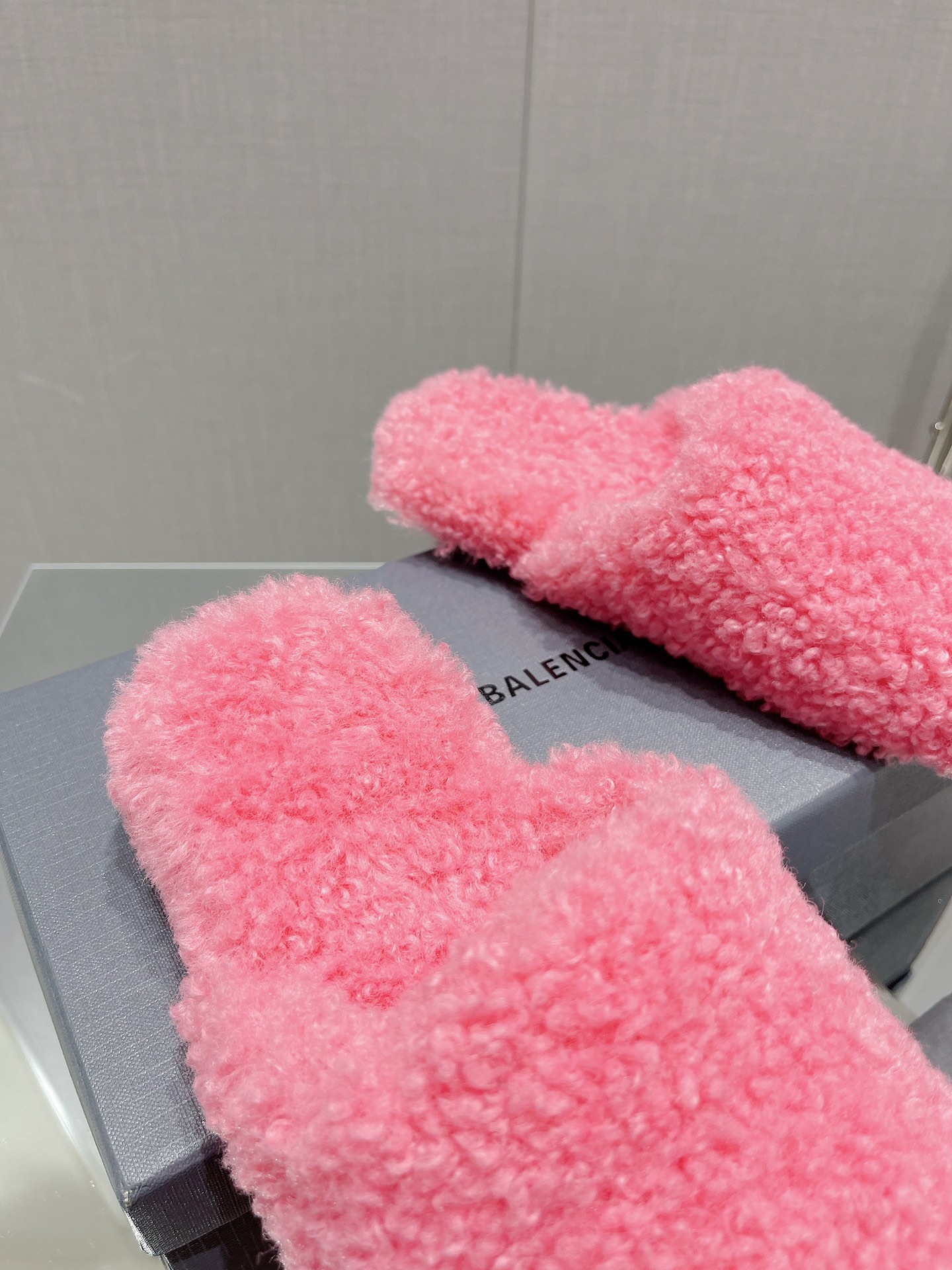Balenciag* FW秋冬新款羊毛半拖巴黎世家新款拖鞋，原版1.1定制。五金扣和世面的都不相同。质感