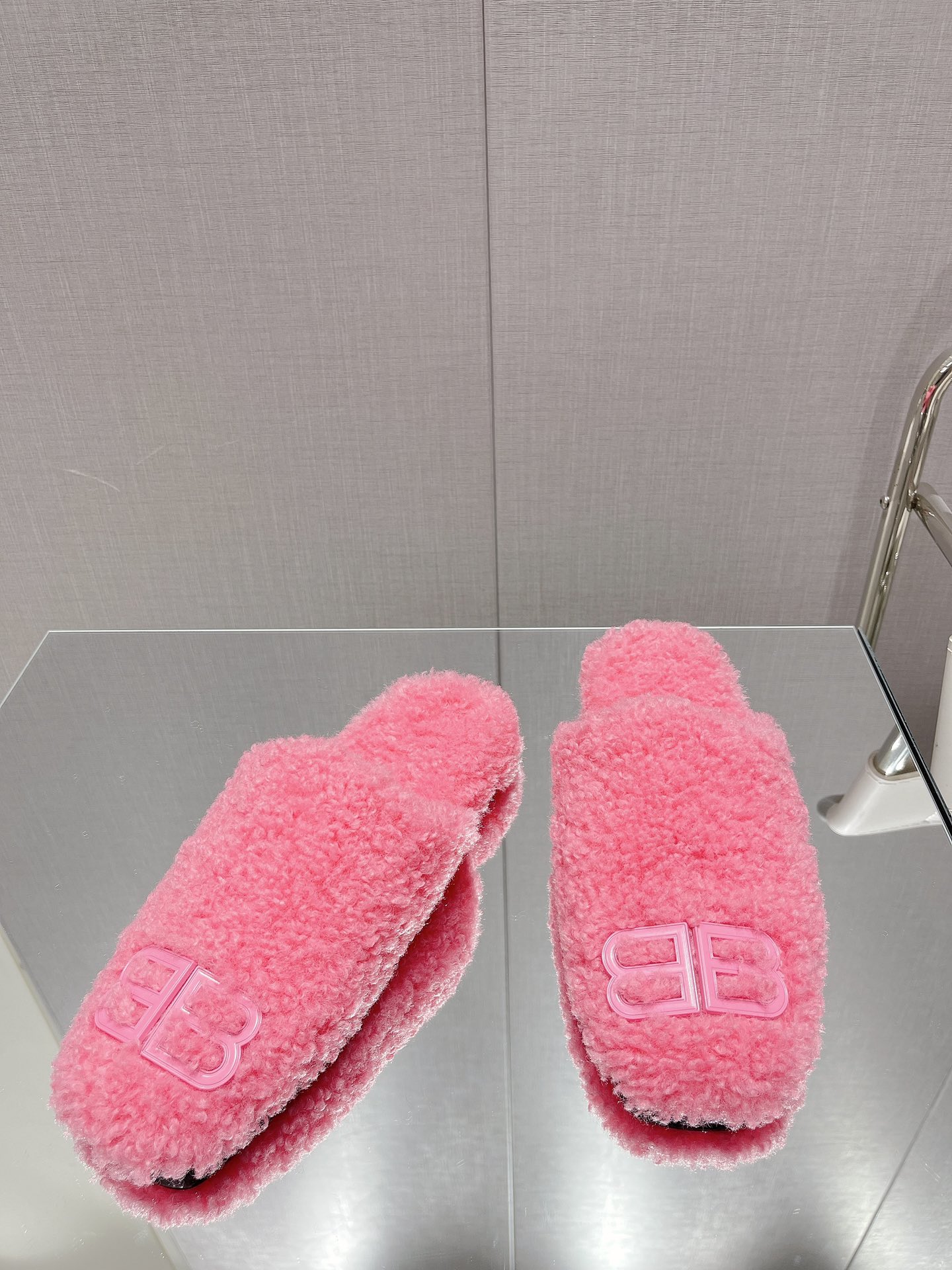 Balenciag* FW秋冬新款羊毛半拖巴黎世家新款拖鞋，原版1.1定制。五金扣和世面的都不相同。质感