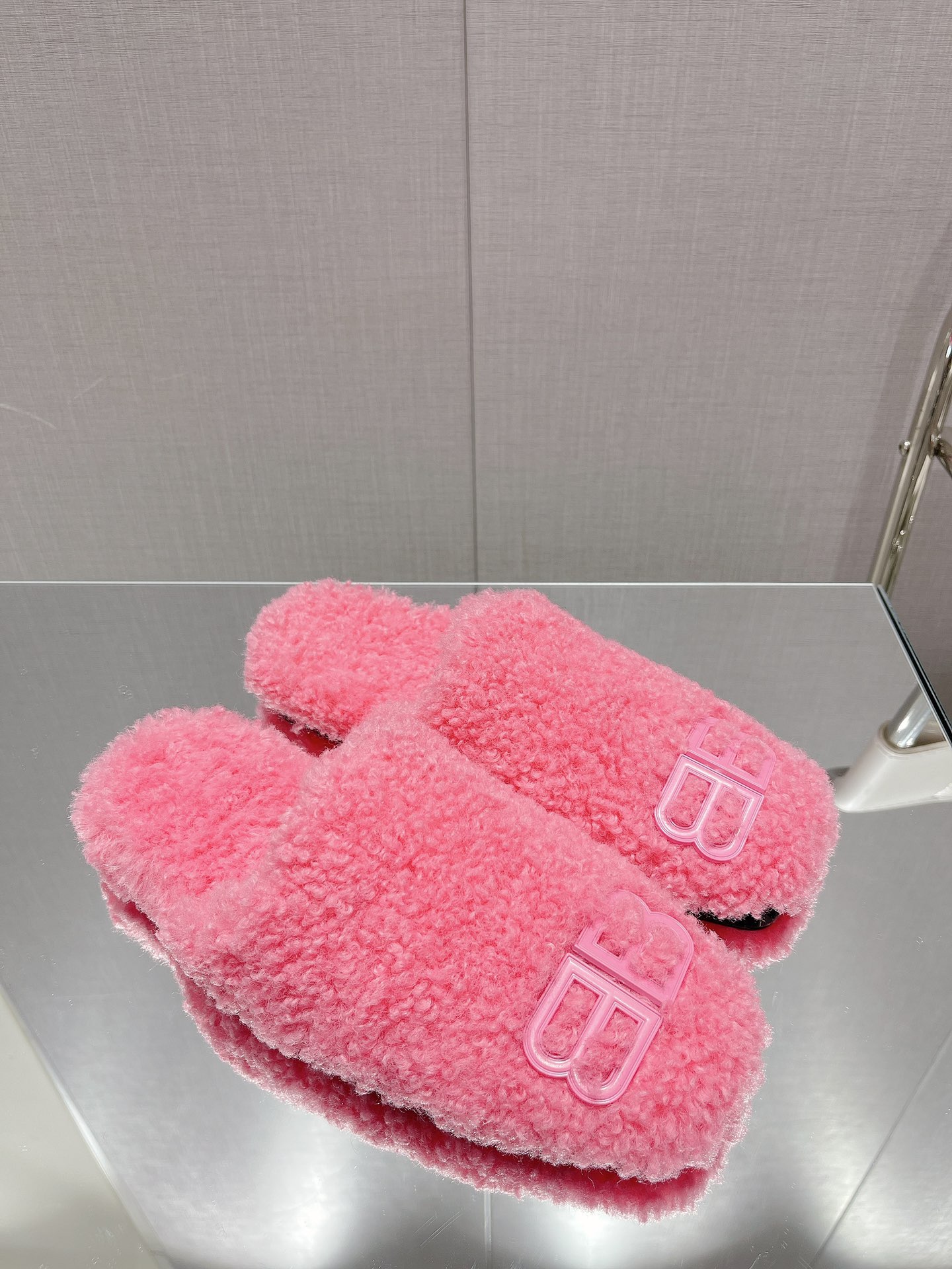 Balenciag* FW秋冬新款羊毛半拖巴黎世家新款拖鞋，原版1.1定制。五金扣和世面的都不相同。质感