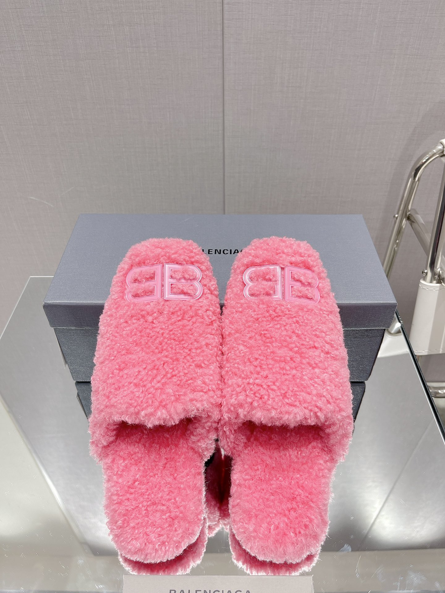 Balenciag* FW秋冬新款羊毛半拖巴黎世家新款拖鞋，原版1.1定制。五金扣和世面的都不相同。质感