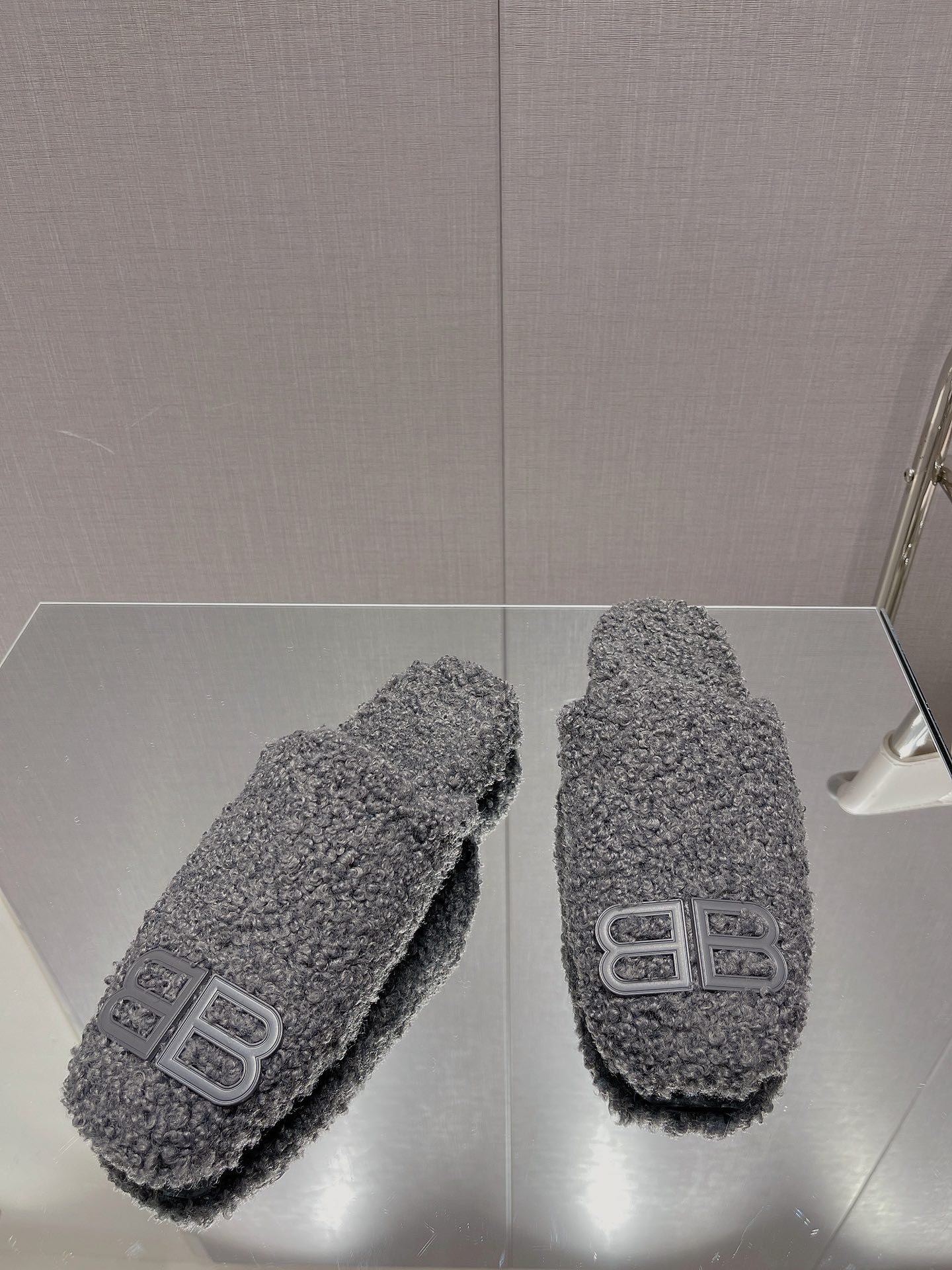 Balenciag* FW秋冬新款羊毛半拖巴黎世家新款拖鞋，原版1.1定制。五金扣和世面的都不相同。质感