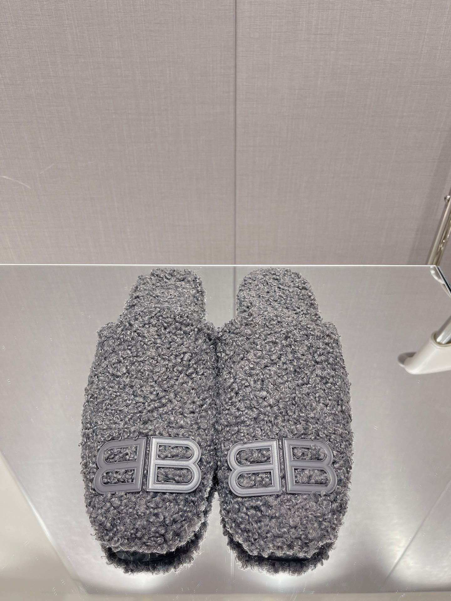 Balenciag* FW秋冬新款羊毛半拖巴黎世家新款拖鞋，原版1.1定制。五金扣和世面的都不相同。质感