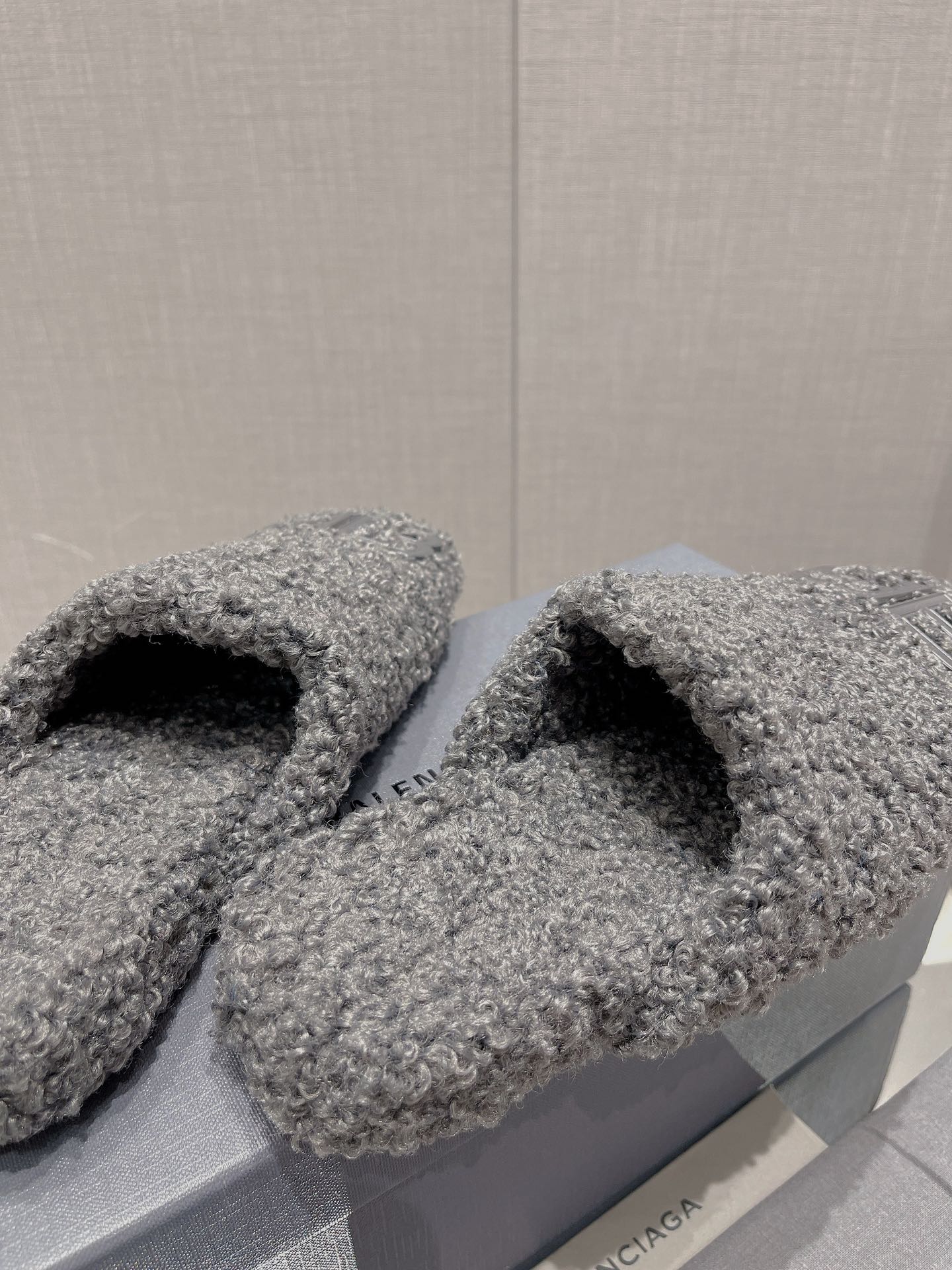 Balenciag* FW秋冬新款羊毛半拖巴黎世家新款拖鞋，原版1.1定制。五金扣和世面的都不相同。质感