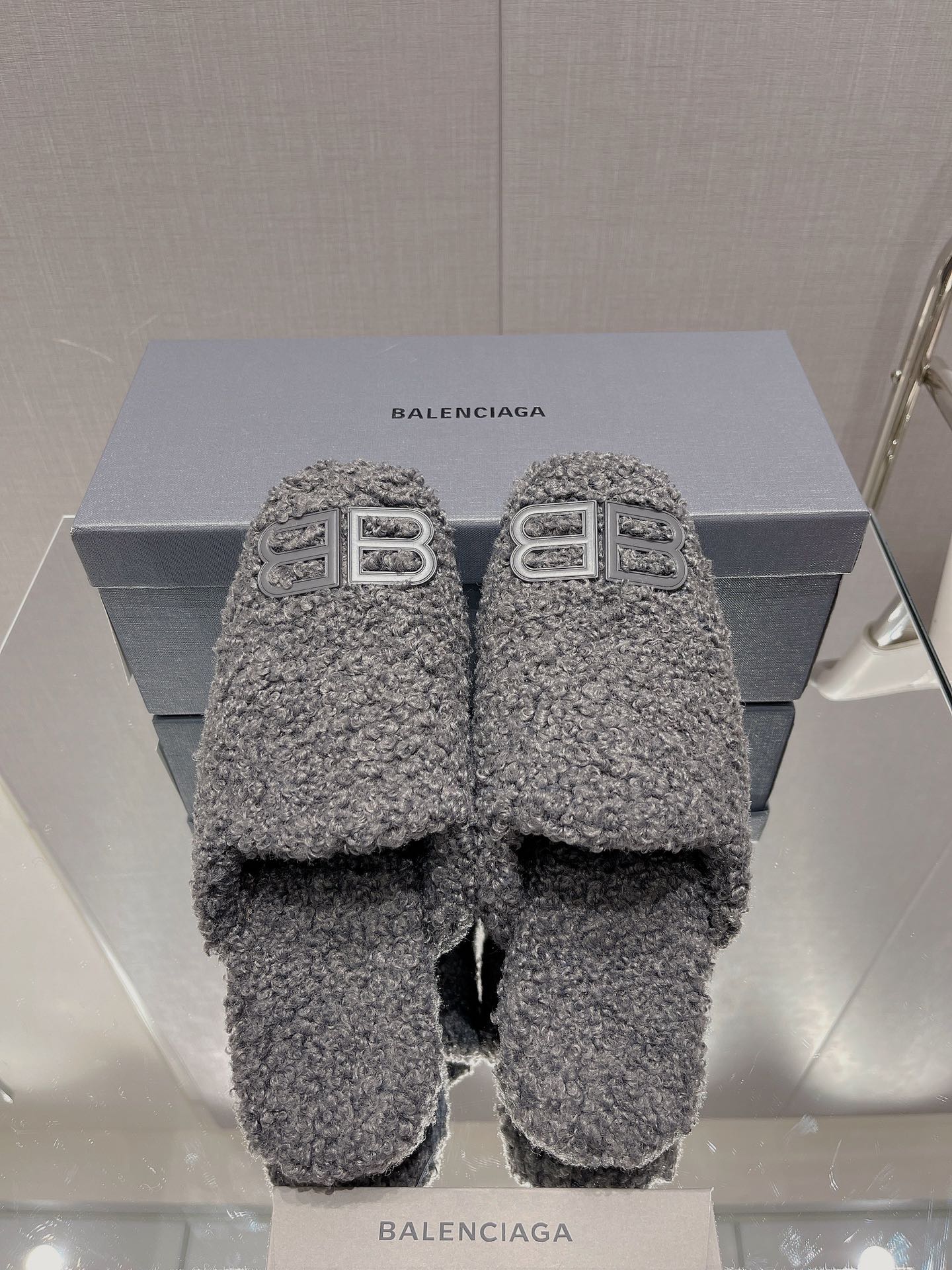 Balenciag* FW秋冬新款羊毛半拖巴黎世家新款拖鞋，原版1.1定制。五金扣和世面的都不相同。质感
