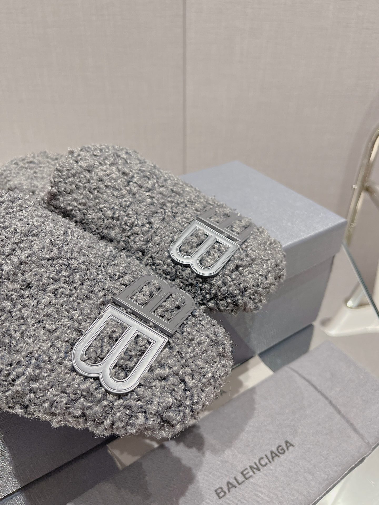 Balenciag* FW秋冬新款羊毛半拖巴黎世家新款拖鞋，原版1.1定制。五金扣和世面的都不相同。质感