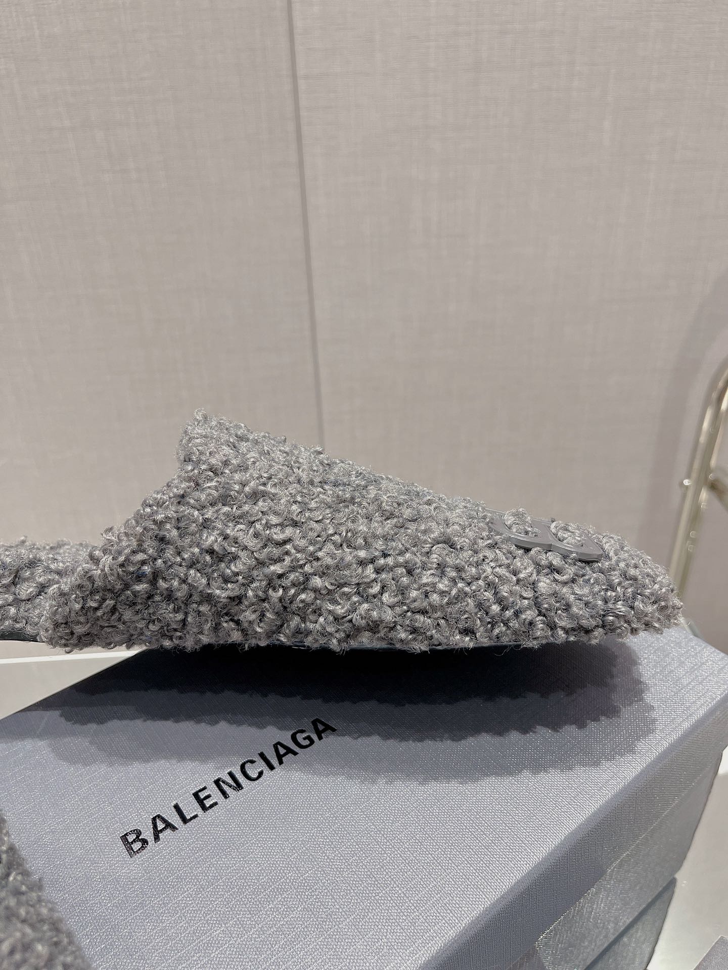 Balenciag* FW秋冬新款羊毛半拖巴黎世家新款拖鞋，原版1.1定制。五金扣和世面的都不相同。质感