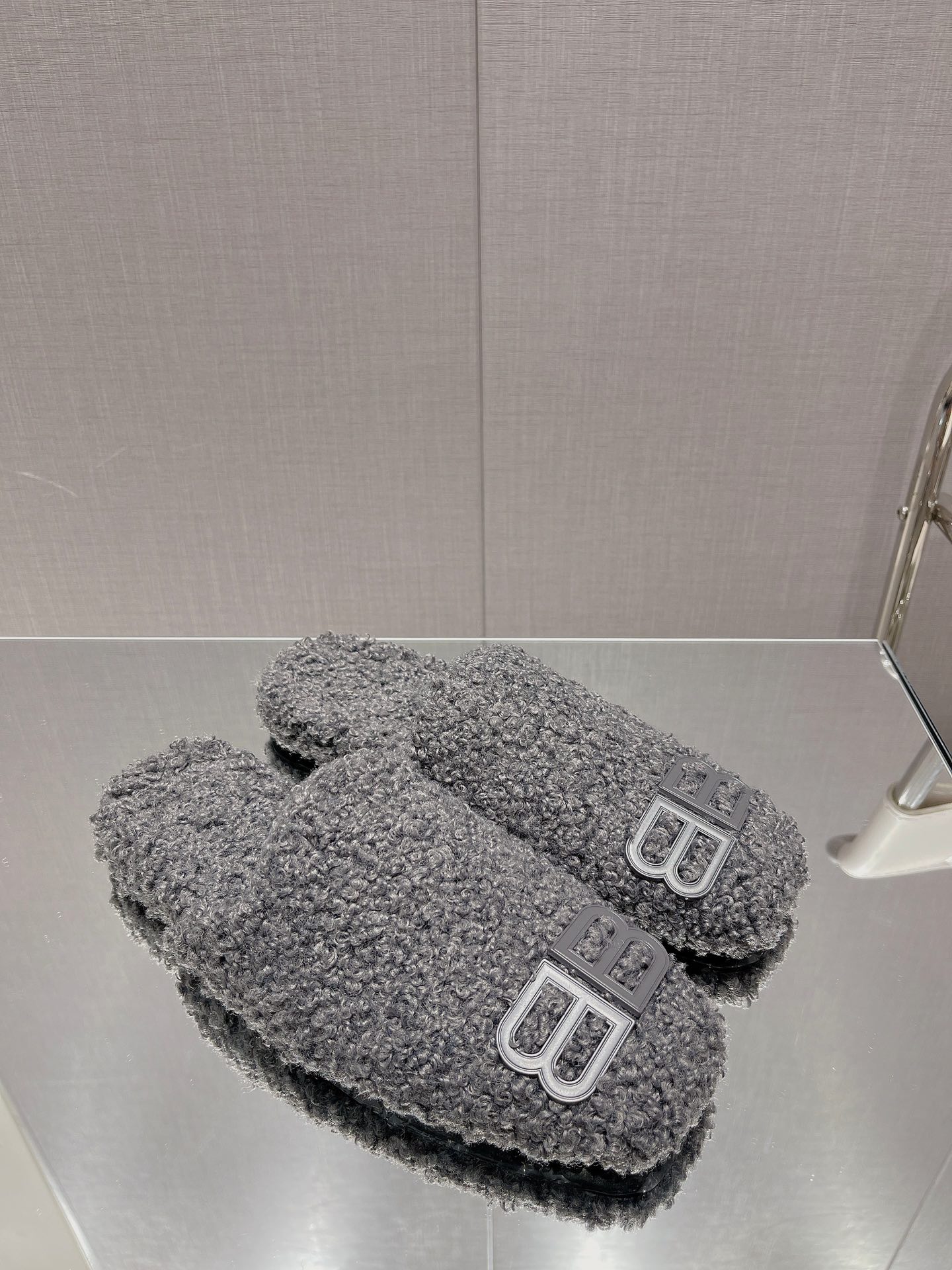 Balenciag* FW秋冬新款羊毛半拖巴黎世家新款拖鞋，原版1.1定制。五金扣和世面的都不相同。质感