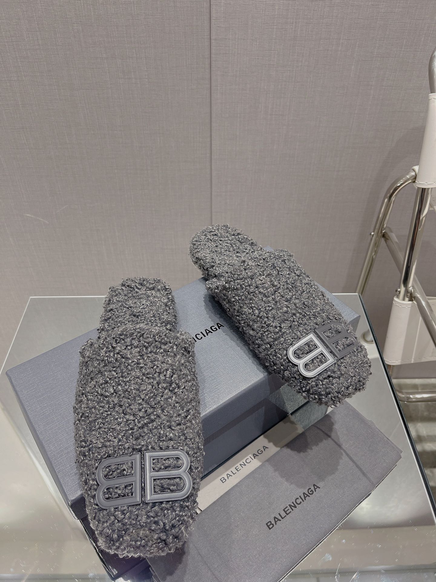 Balenciag* FW秋冬新款羊毛半拖巴黎世家新款拖鞋，原版1.1定制。五金扣和世面的都不相同。质感