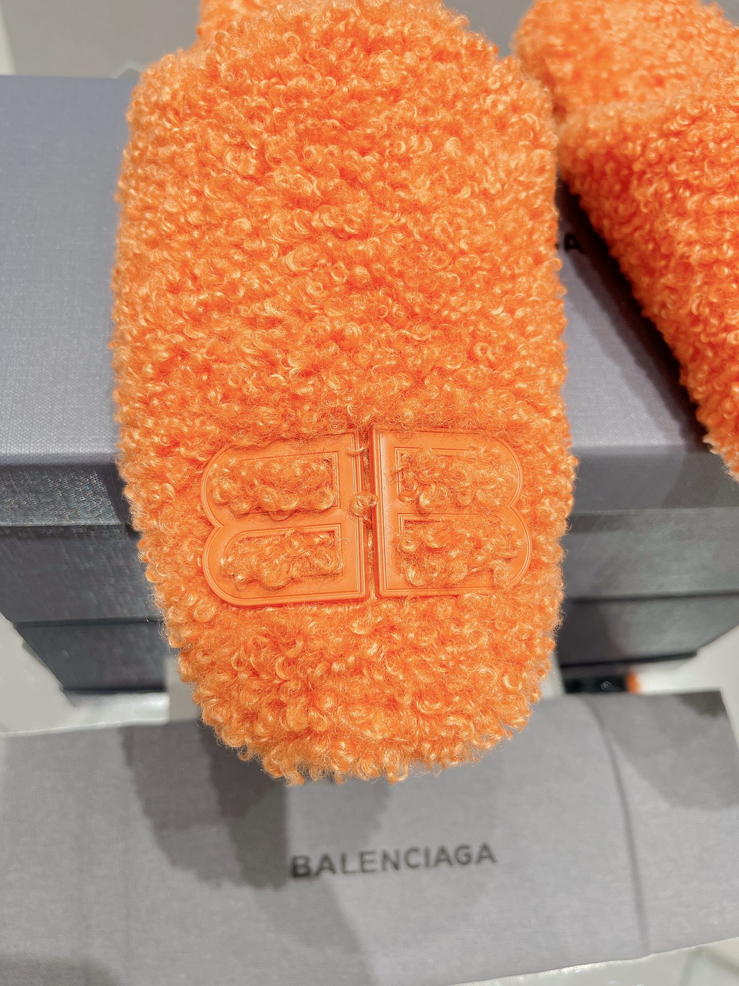Balenciag* FW秋冬新款羊毛半拖巴黎世家新款拖鞋，原版1.1定制。五金扣和世面的都不相同。质感