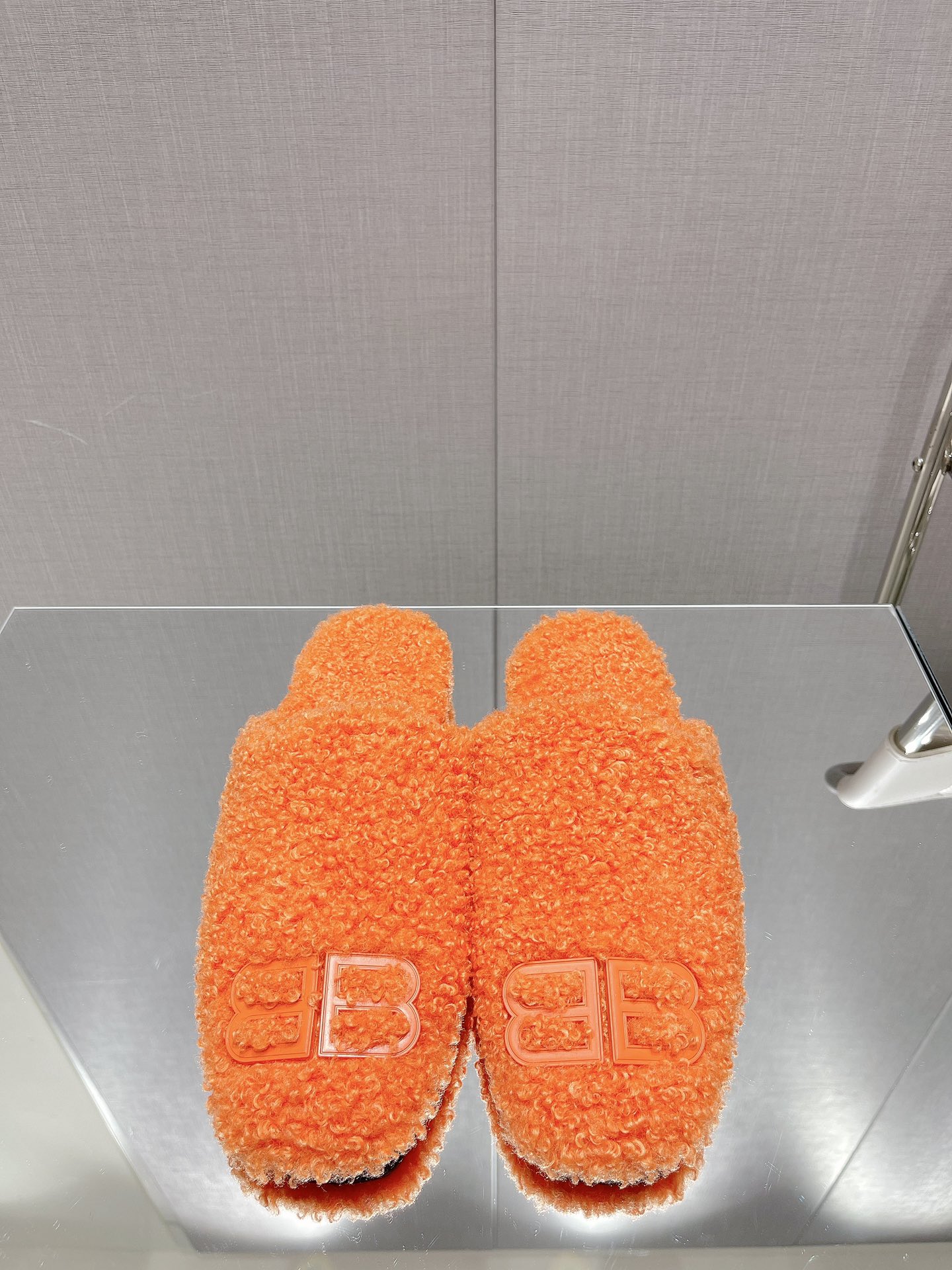 Balenciag* FW秋冬新款羊毛半拖巴黎世家新款拖鞋，原版1.1定制。五金扣和世面的都不相同。质感