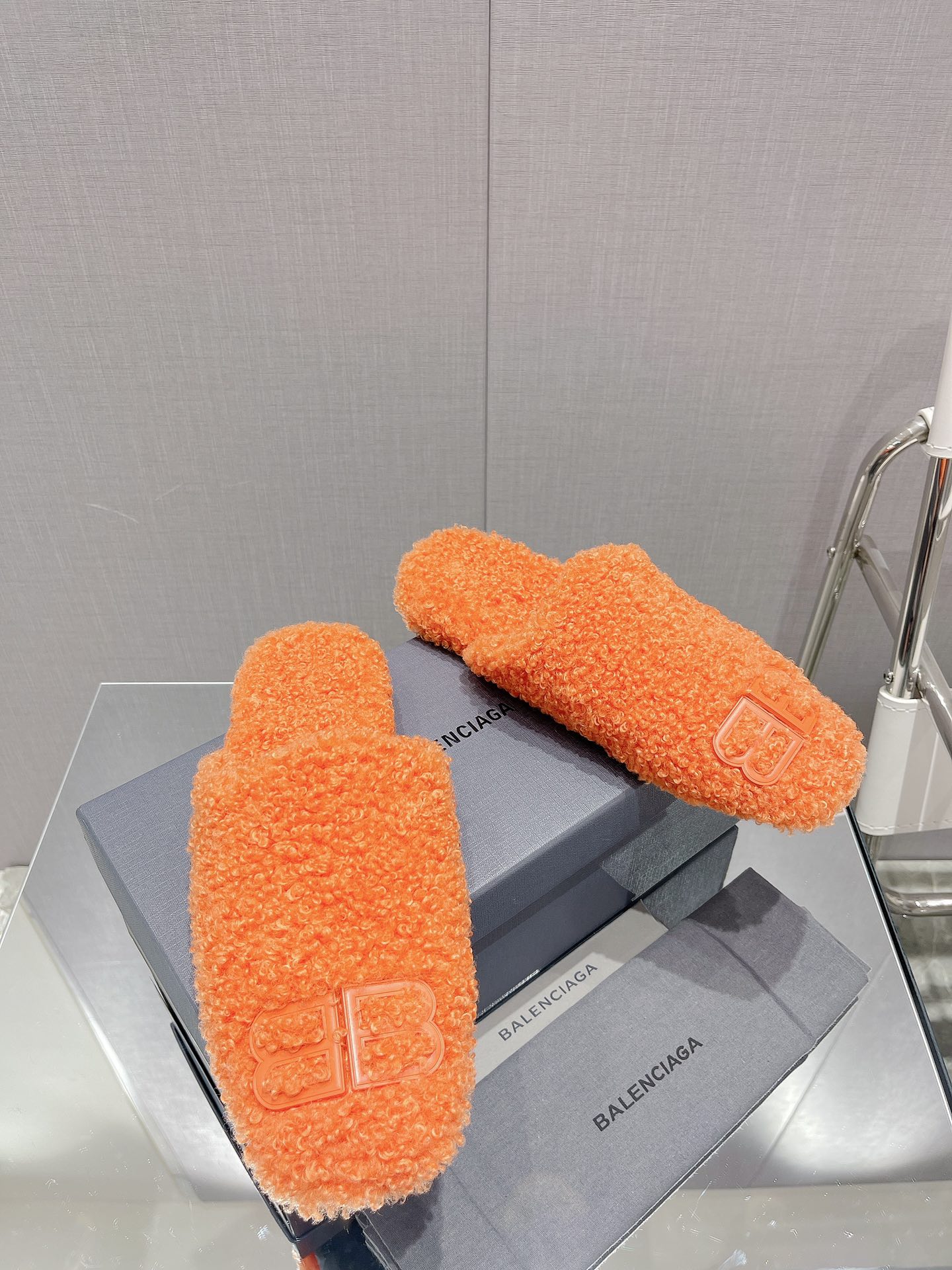 Balenciag* FW秋冬新款羊毛半拖巴黎世家新款拖鞋，原版1.1定制。五金扣和世面的都不相同。质感