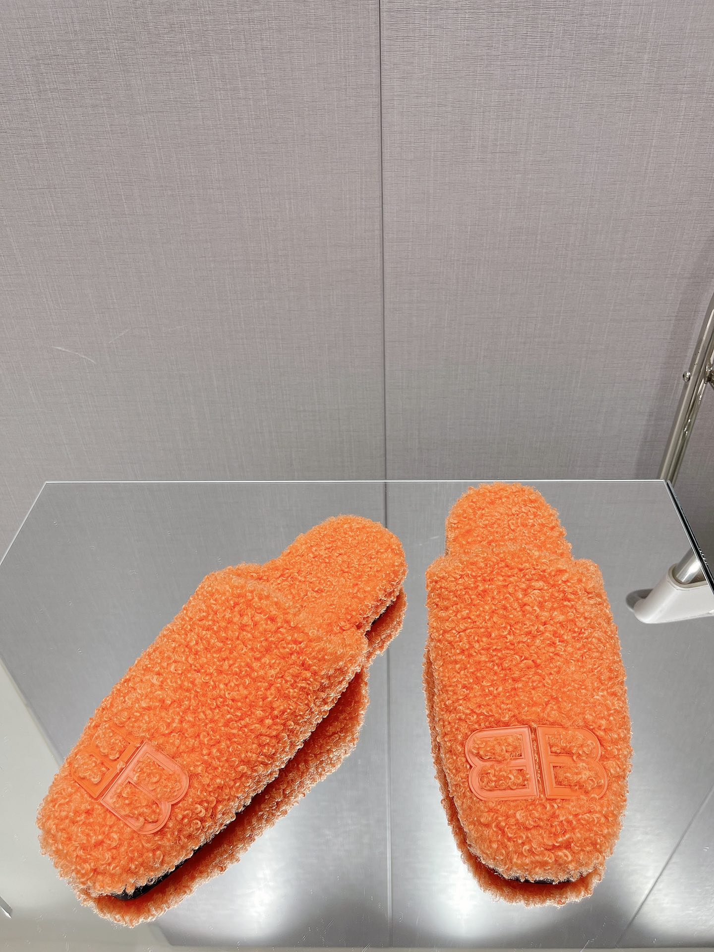 Balenciag* FW秋冬新款羊毛半拖巴黎世家新款拖鞋，原版1.1定制。五金扣和世面的都不相同。质感