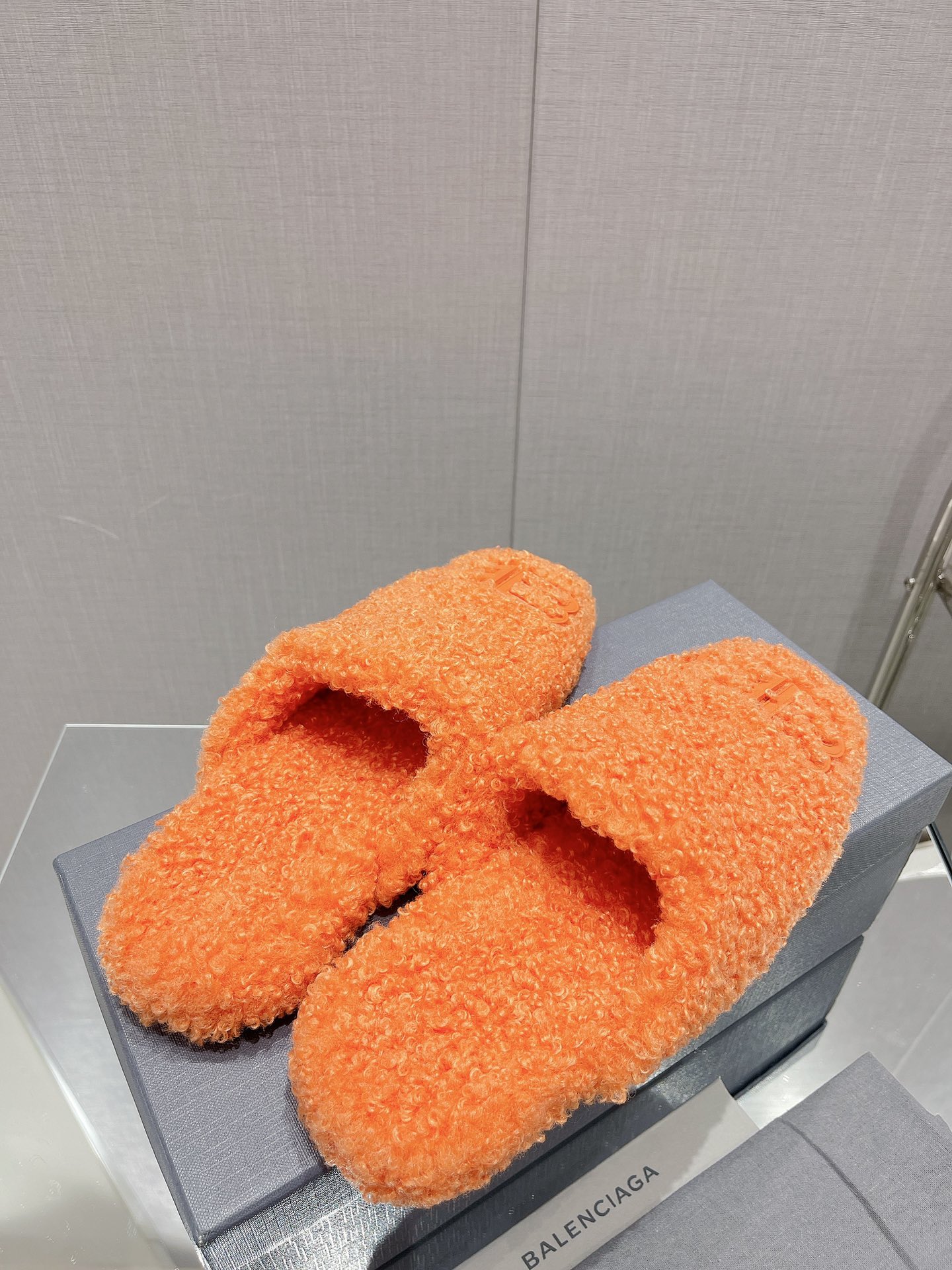 Balenciag* FW秋冬新款羊毛半拖巴黎世家新款拖鞋，原版1.1定制。五金扣和世面的都不相同。质感