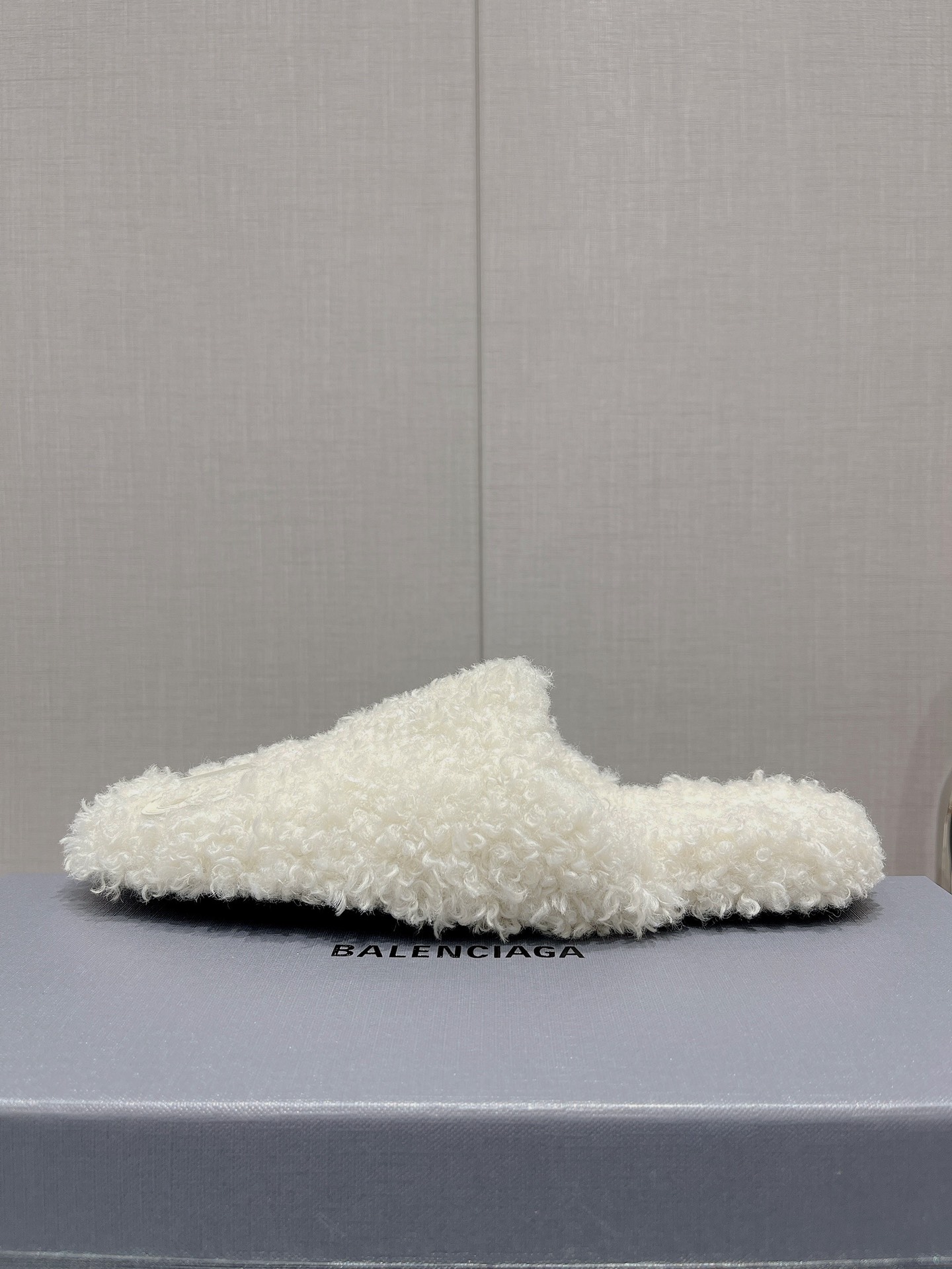 Balenciag* FW秋冬新款羊毛半拖巴黎世家新款拖鞋，原版1.1定制。五金扣和世面的都不相同。质感