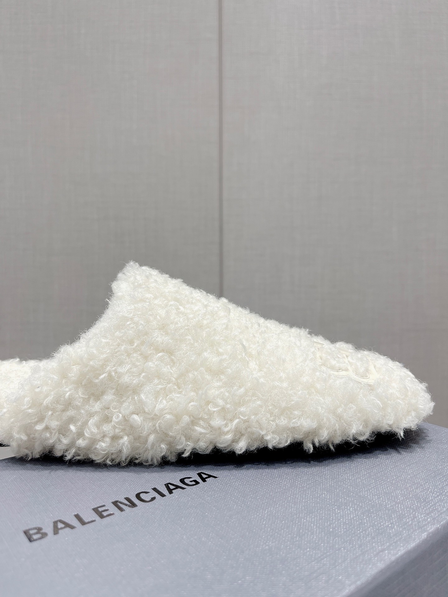 Balenciag* FW秋冬新款羊毛半拖巴黎世家新款拖鞋，原版1.1定制。五金扣和世面的都不相同。质感