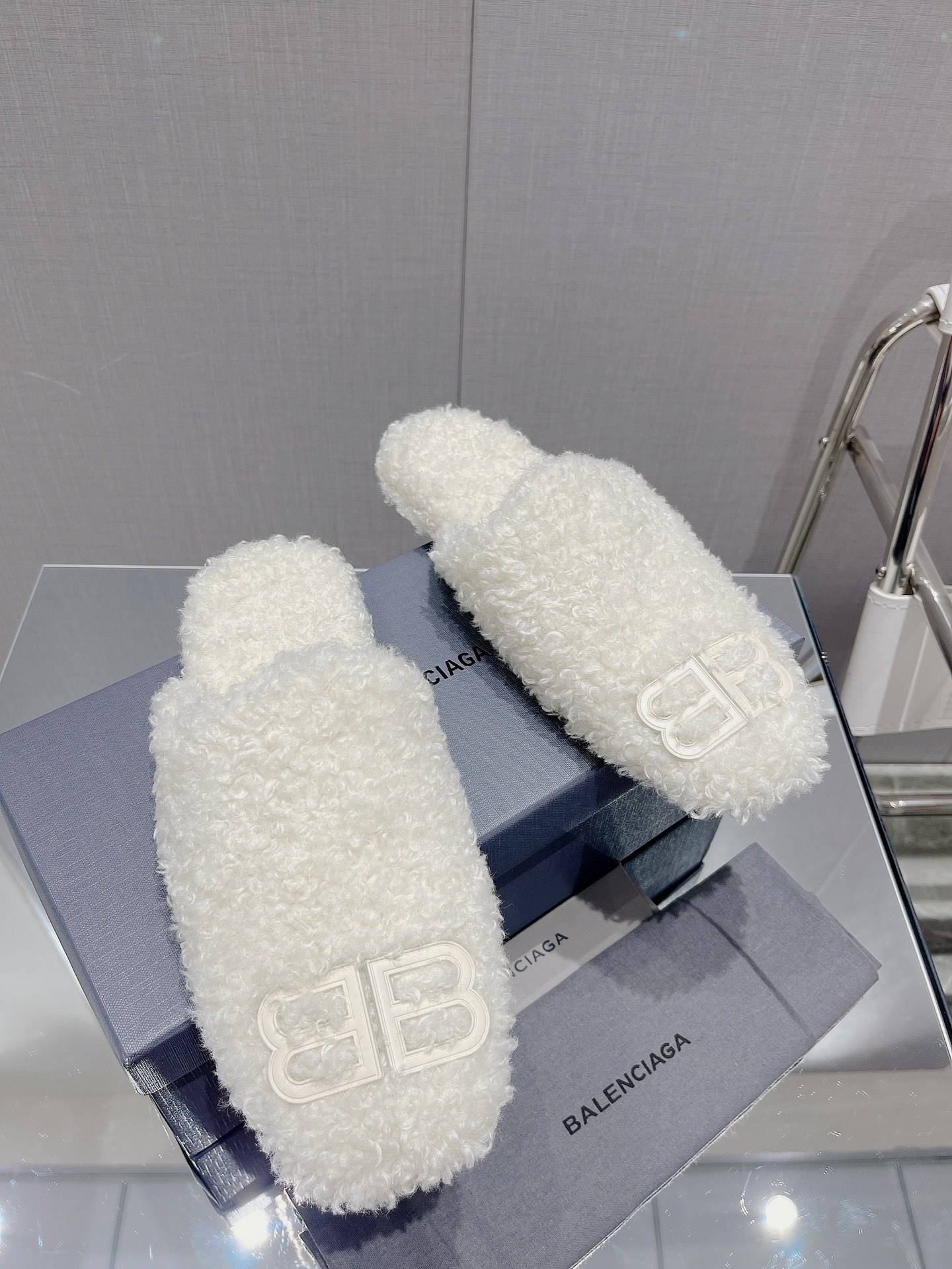 Balenciag* FW秋冬新款羊毛半拖巴黎世家新款拖鞋，原版1.1定制。五金扣和世面的都不相同。质感