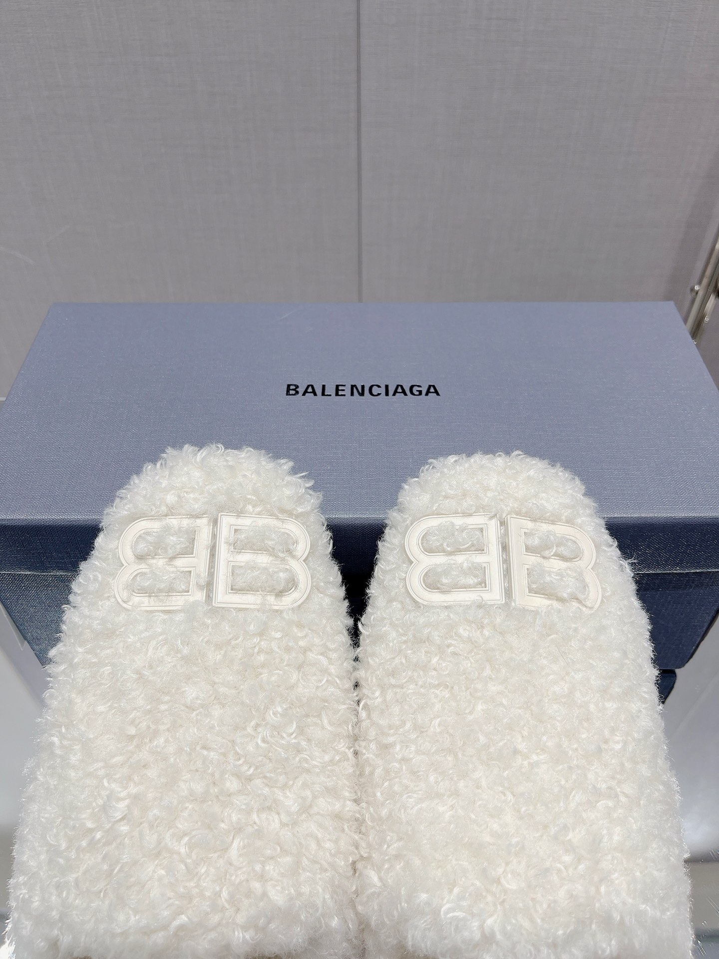 Balenciag* FW秋冬新款羊毛半拖巴黎世家新款拖鞋，原版1.1定制。五金扣和世面的都不相同。质感