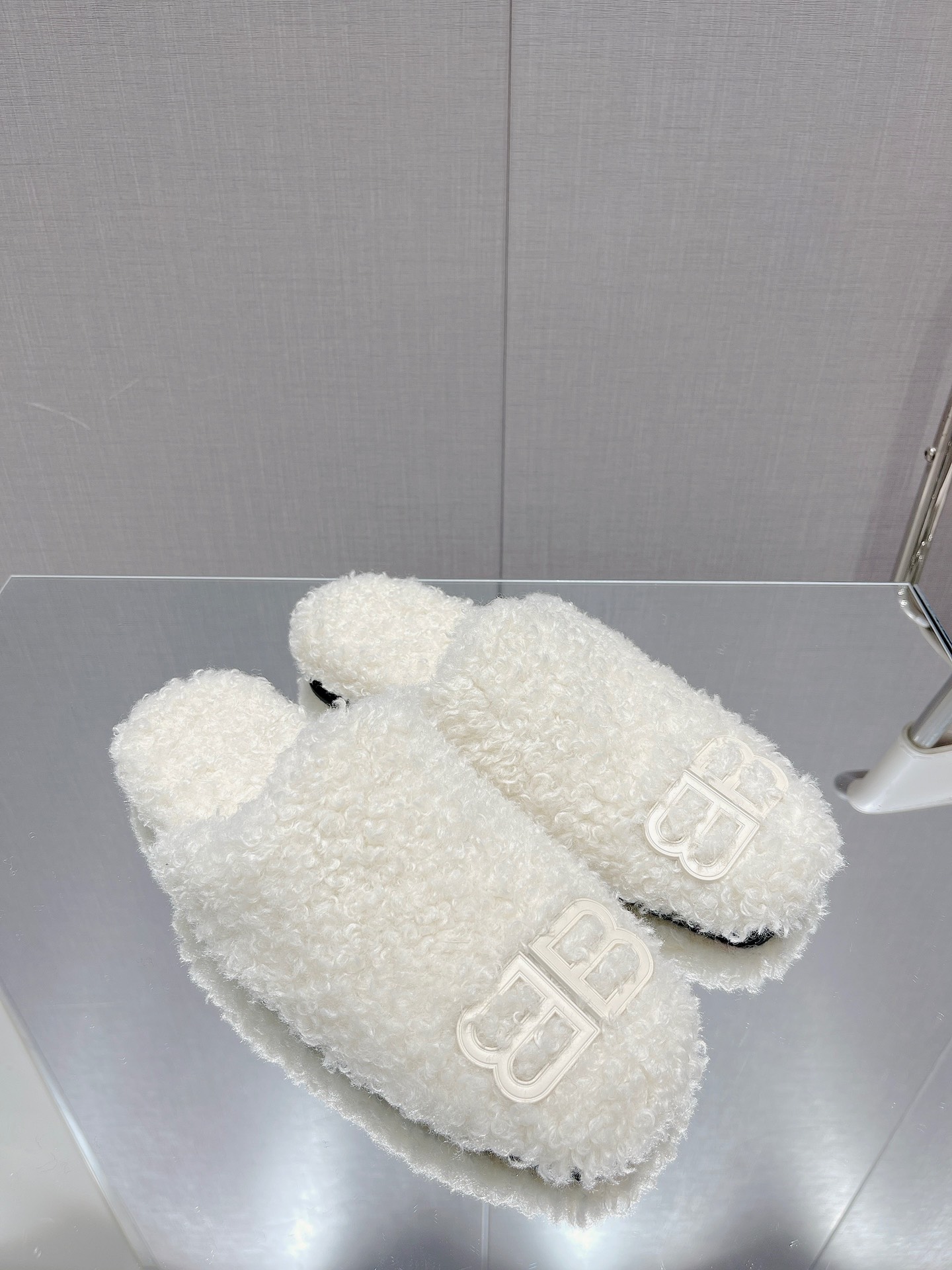 Balenciag* FW秋冬新款羊毛半拖巴黎世家新款拖鞋，原版1.1定制。五金扣和世面的都不相同。质感