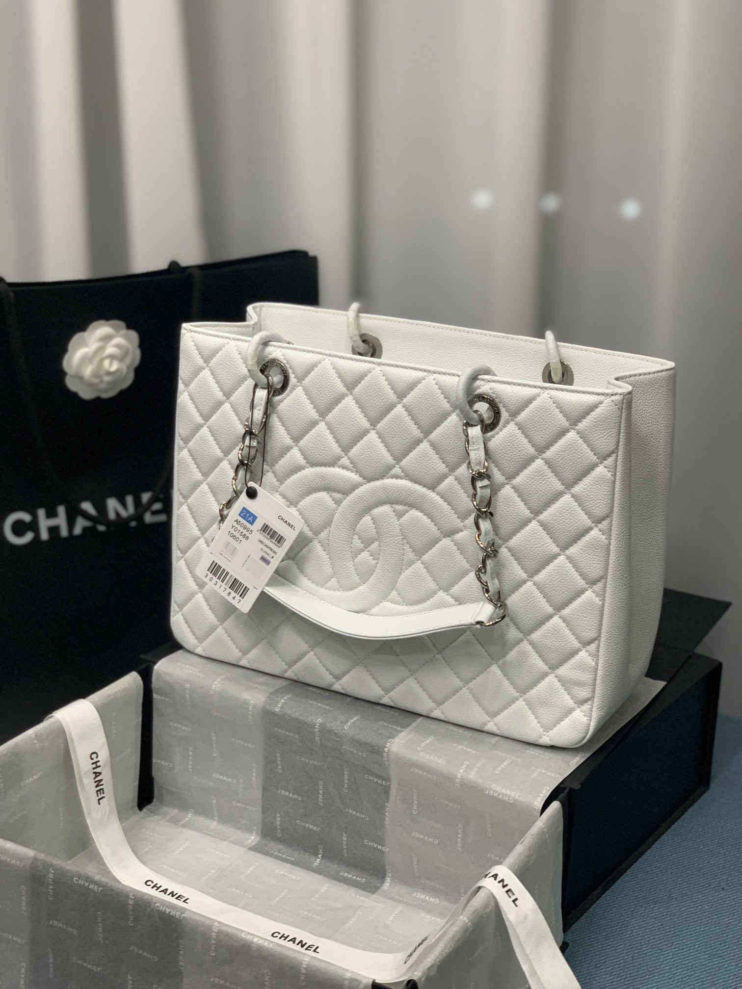 Elegante Bolso de Compras Chanel Clásico en Piel de Becerro Blanca