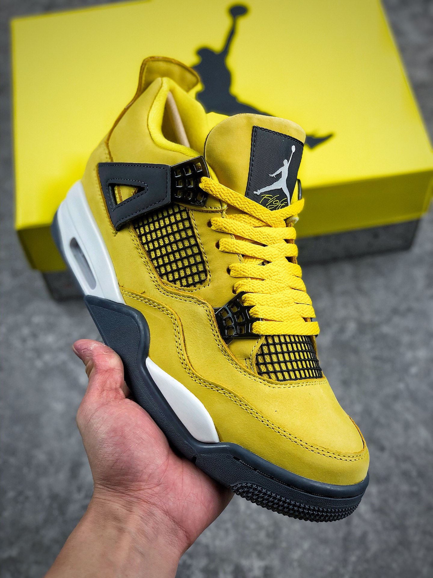 本地自取 终端放店
Air Jordan 4“ Lightning“ AJ4 乔4复刻白黄电母 CT8527-700
整体鞋身使用亮黄色打造，鞋身两侧以及外底使用黑灰色进行搭配，视觉效果满满。鞋面以牛巴革材质呈现，原汁原味还原了 OG 的感觉。全新设计的鞋盒，盒盖使用亮黄色，盒子身采用灰色泼墨设计，与鞋子相呼应完善整体设计。
尺码：40.5 41 42 42.5 43 44 44.5 45 46 47.5