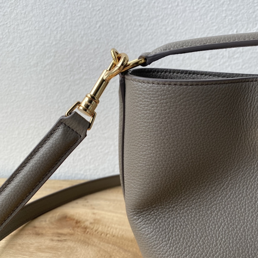 TEEN BUCKET 小号バッグ - 牛皮の柔らかさと実用性を両立