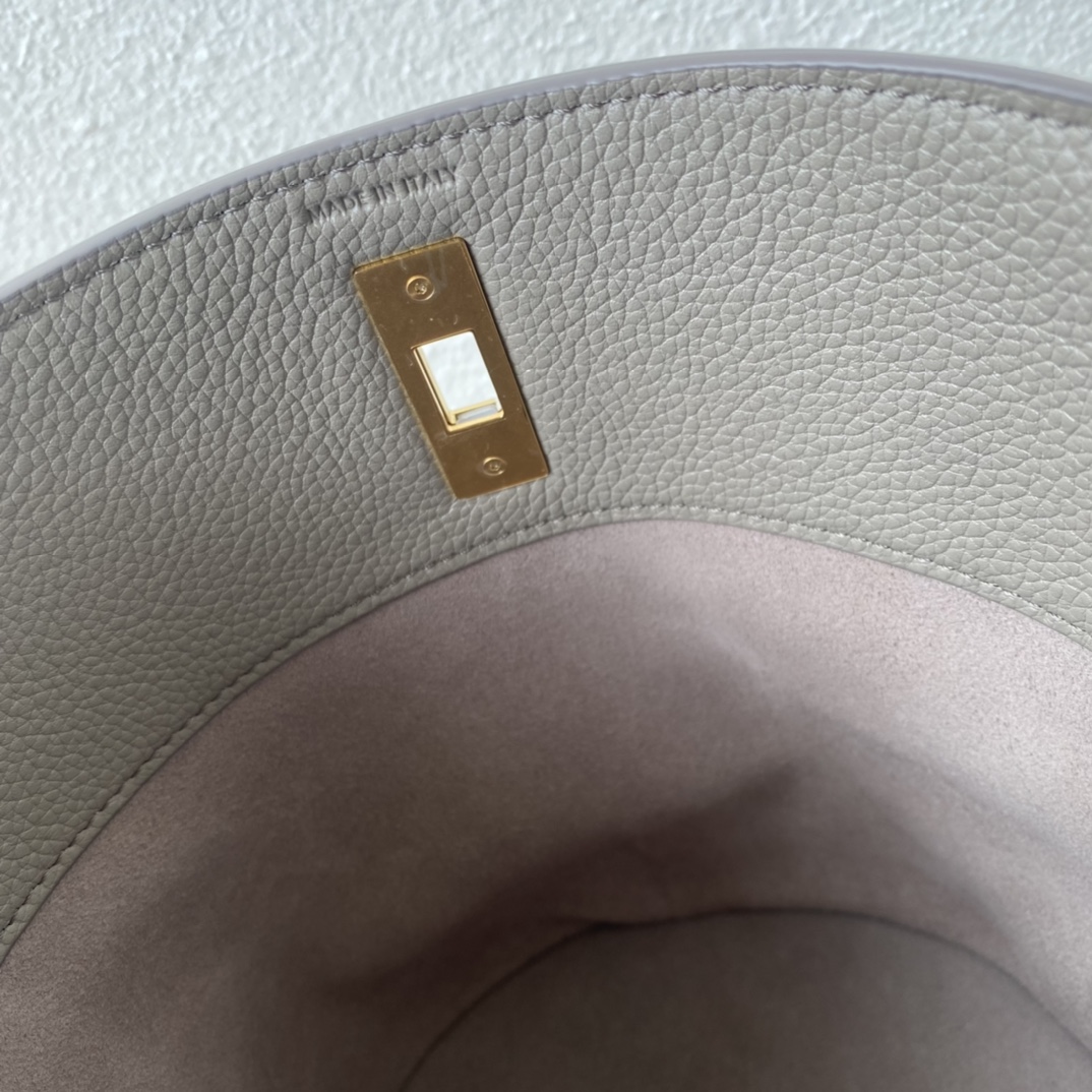 TEEN BUCKET 小号バッグ - 牛皮の柔らかさと実用性を両立