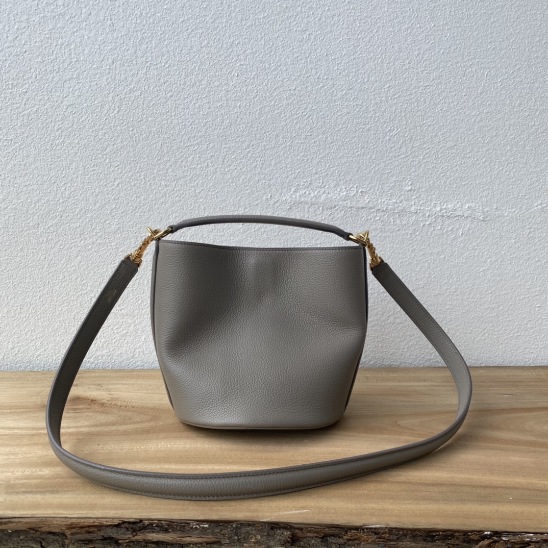 TEEN BUCKET 小号バッグ - 牛皮の柔らかさと実用性を両立