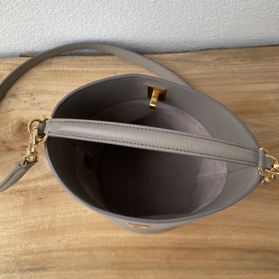 TEEN BUCKET 小号バッグ - 牛皮の柔らかさと実用性を両立