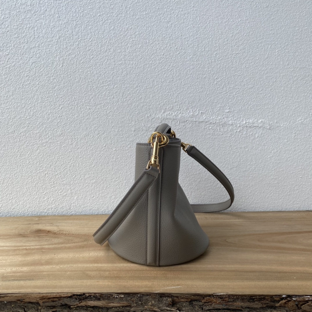 TEEN BUCKET 小号バッグ - 牛皮の柔らかさと実用性を両立