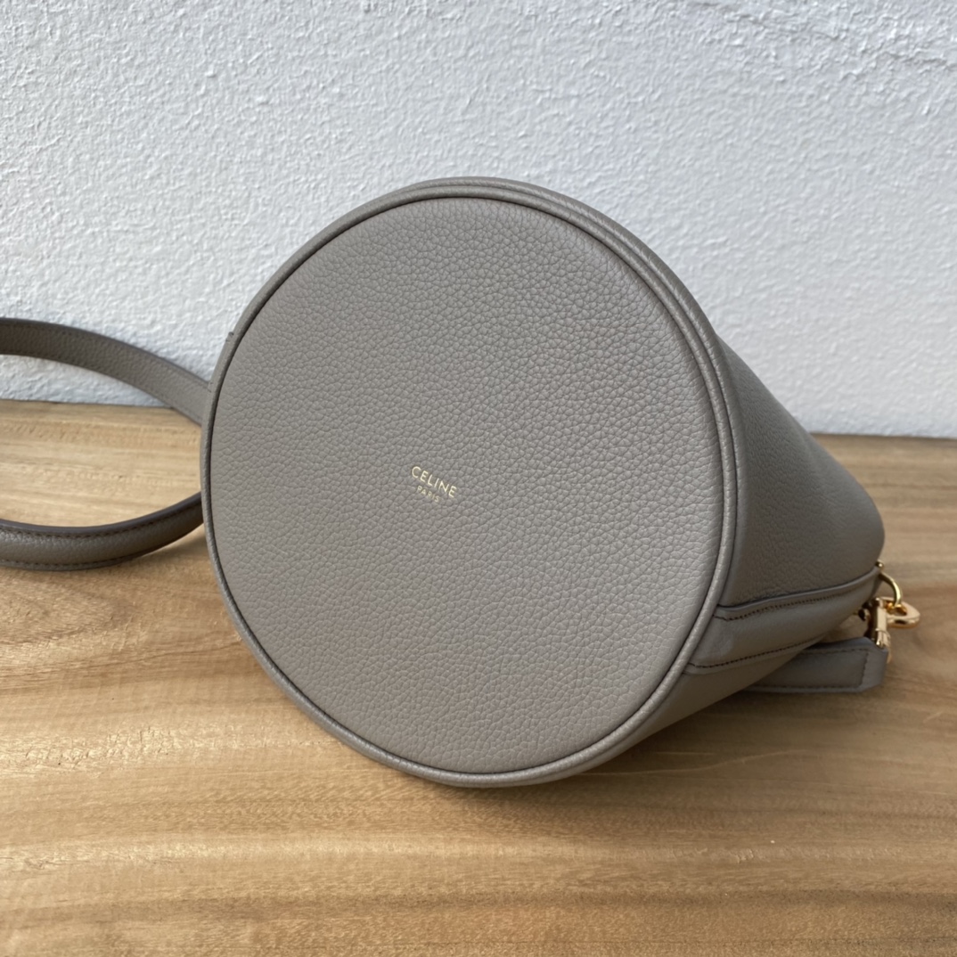 TEEN BUCKET 小号バッグ - 牛皮の柔らかさと実用性を両立