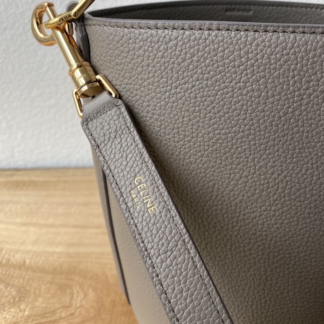 TEEN BUCKET 小号バッグ - 牛皮の柔らかさと実用性を両立