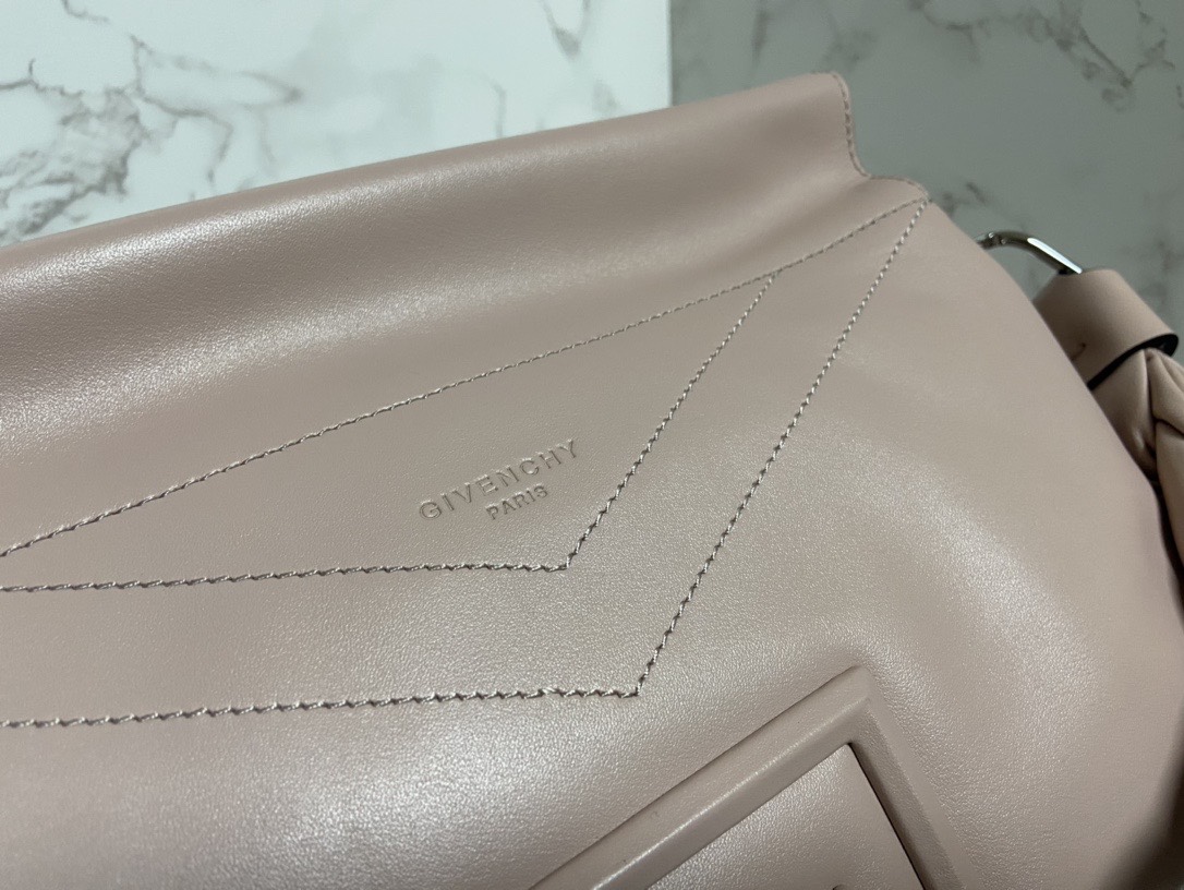 Givenchy纪梵希专柜最新款柔软大包ID93登场zp17620！市场上根本看不到同款的设计不会撞包！