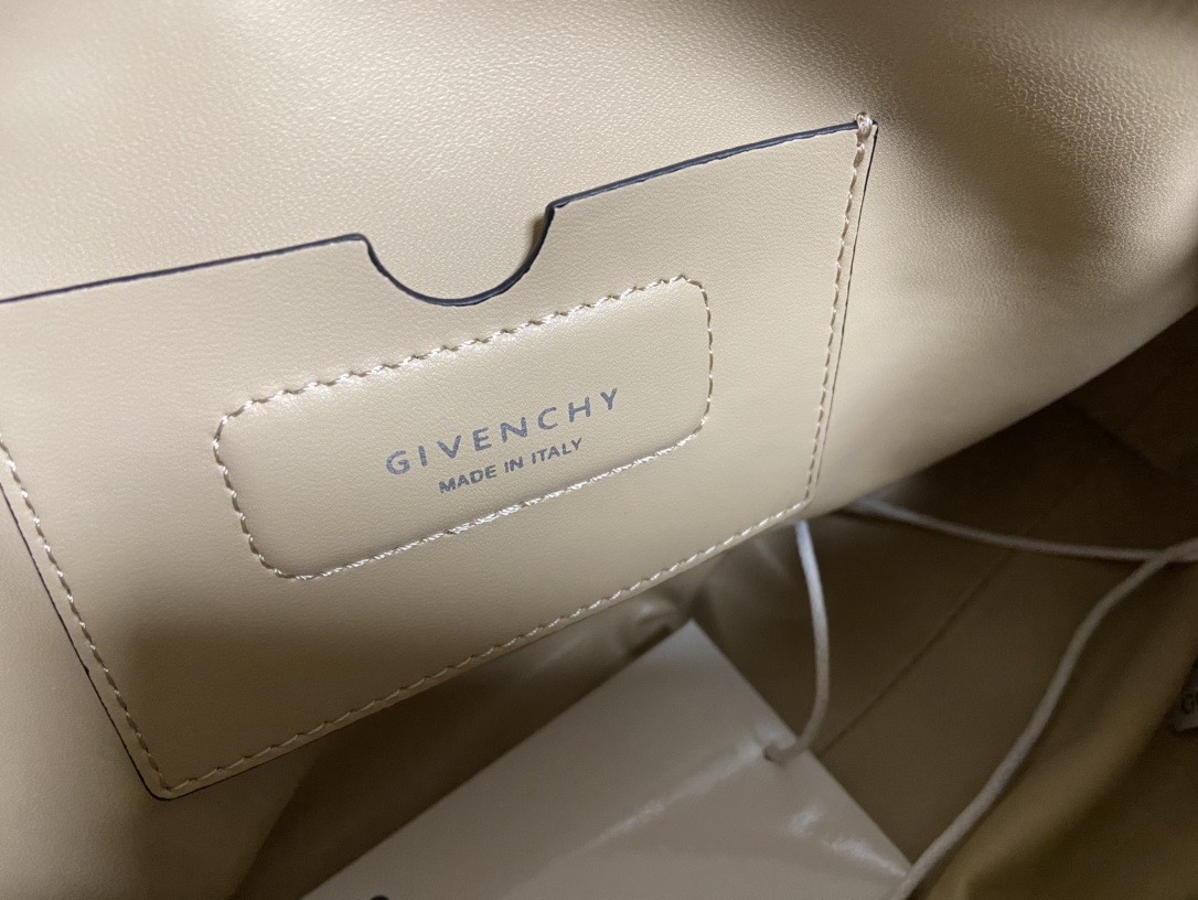 Givenchy纪梵希专柜最新款柔软大包ID93登场zp17620！市场上根本看不到同款的设计不会撞包！