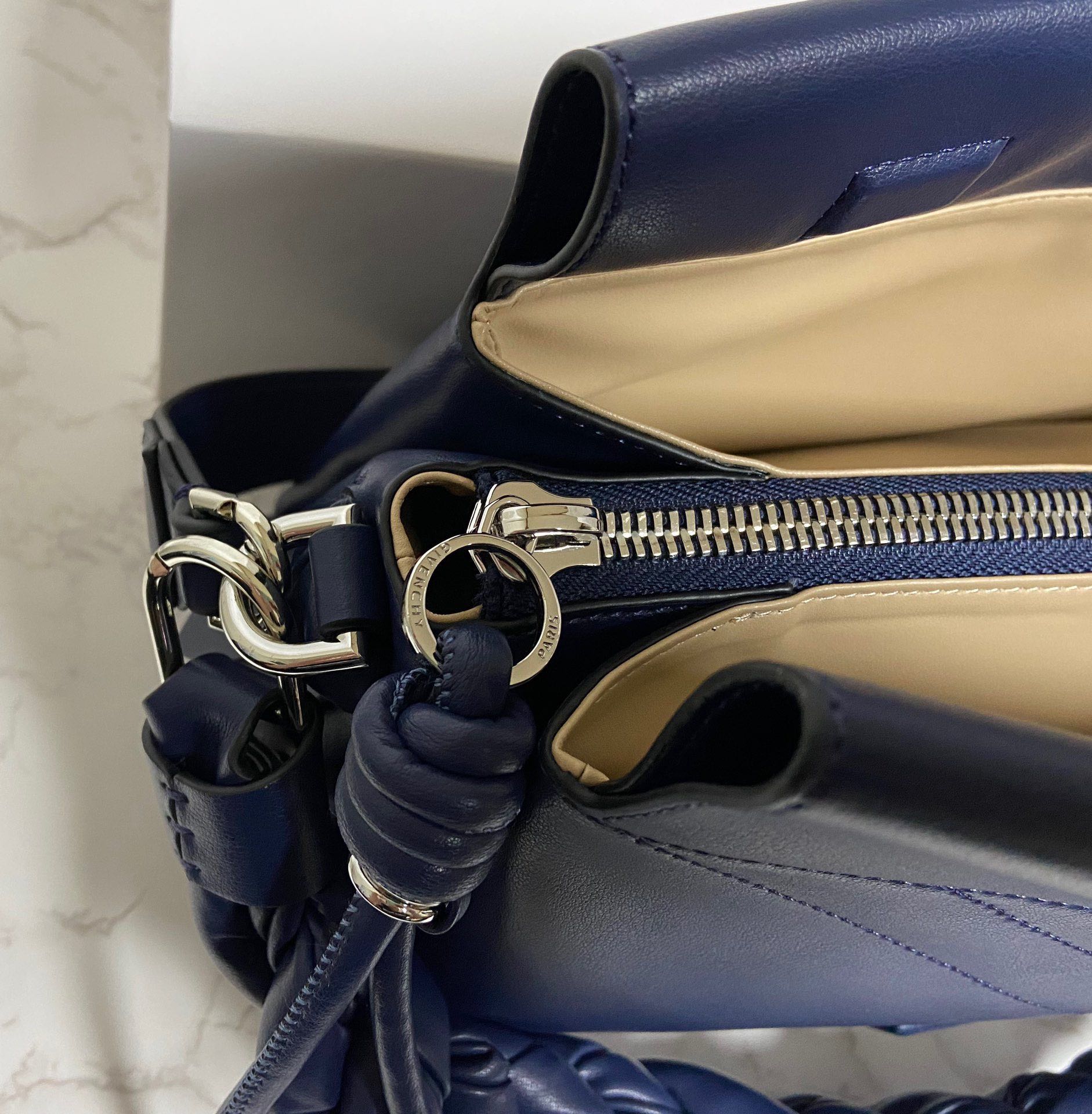 Givenchy纪梵希专柜最新款柔软大包ID93登场zp17620！市场上根本看不到同款的设计不会撞包！