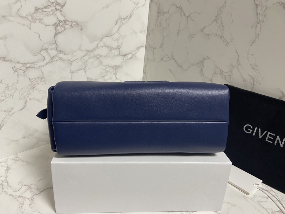 Givenchy纪梵希专柜最新款柔软大包ID93登场zp17620！市场上根本看不到同款的设计不会撞包！