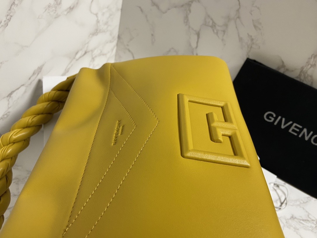 Givenchy纪梵希专柜最新款柔软大包ID93登场zp17620！市场上根本看不到同款的设计不会撞包！