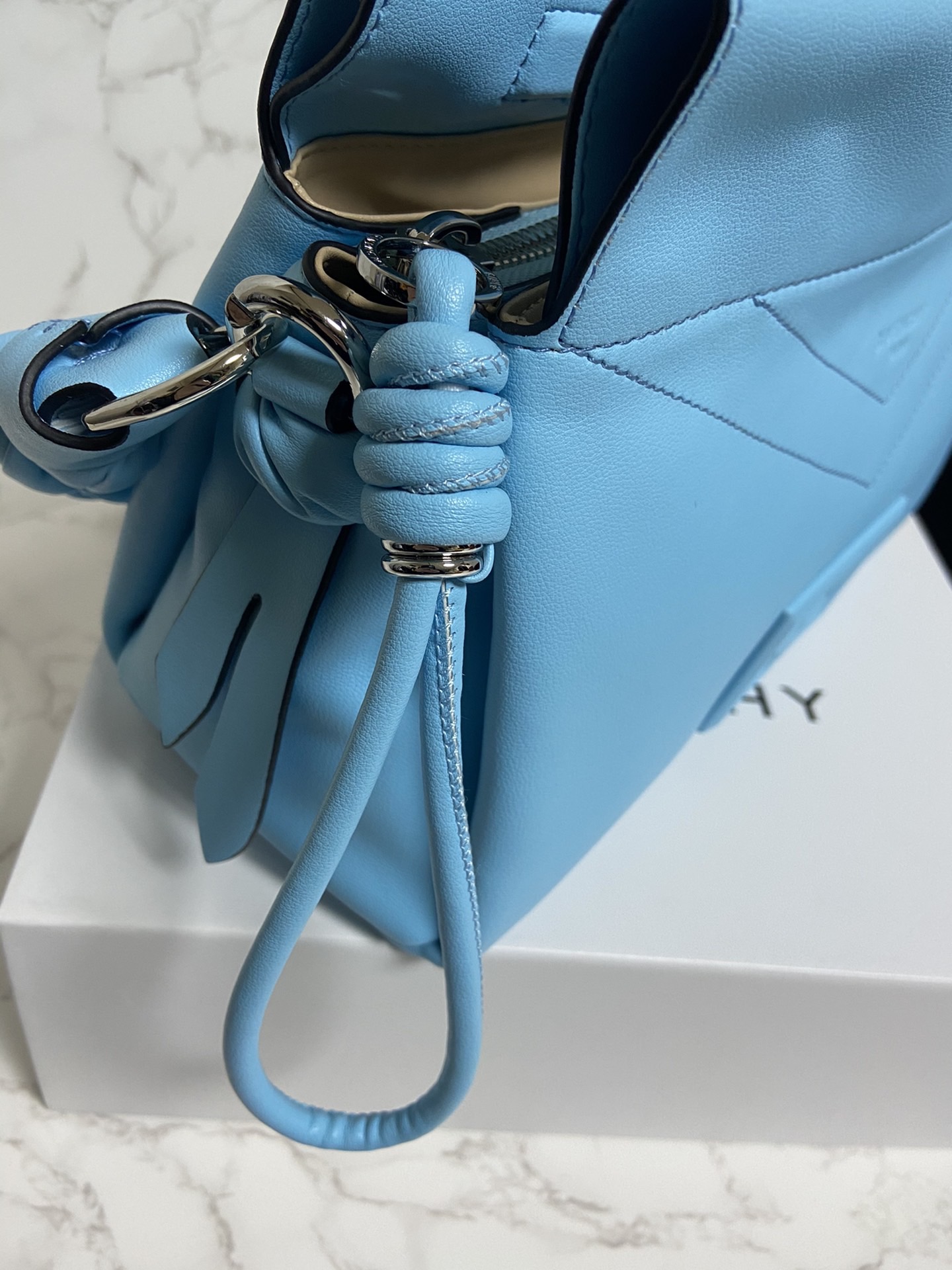 Givenchy纪梵希专柜最新款柔软大包ID93登场zp17620！市场上根本看不到同款的设计不会撞包！