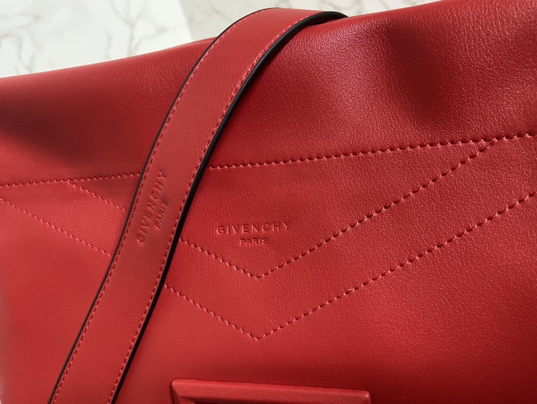 Givenchy纪梵希专柜最新款柔软大包ID93登场zp17620！市场上根本看不到同款的设计不会撞包！