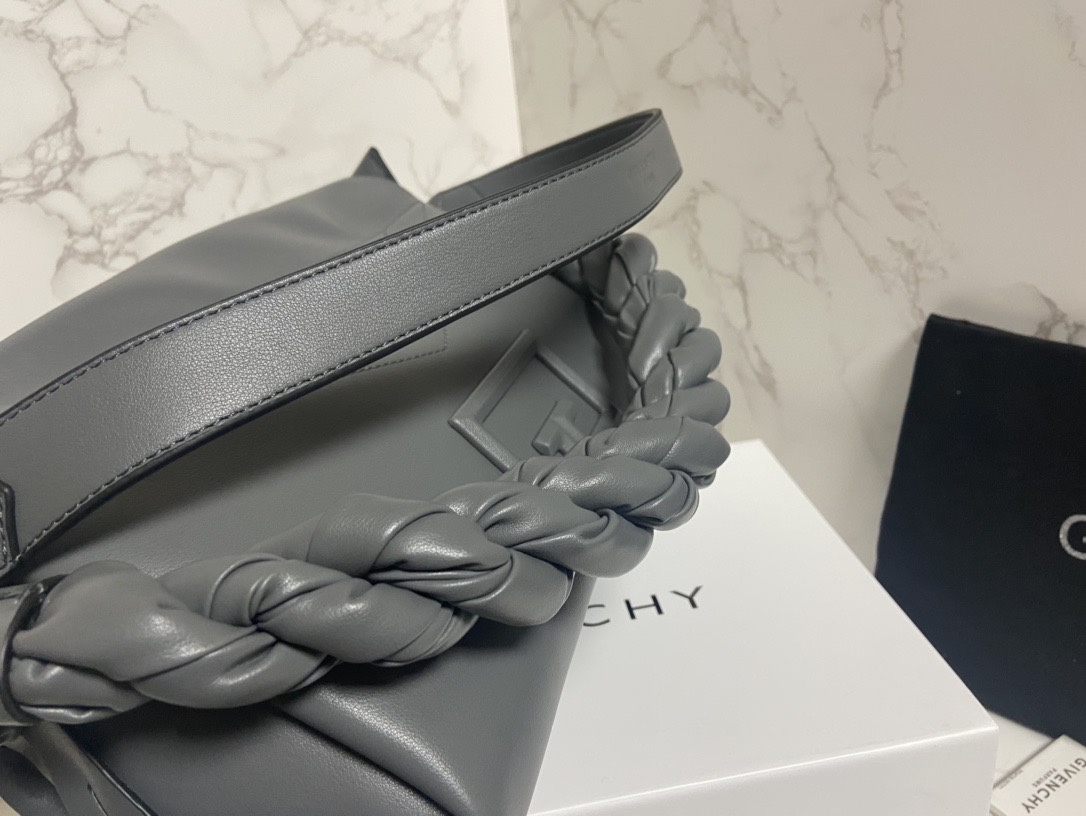 Givenchy纪梵希专柜最新款柔软大包ID93登场zp17620！市场上根本看不到同款的设计不会撞包！