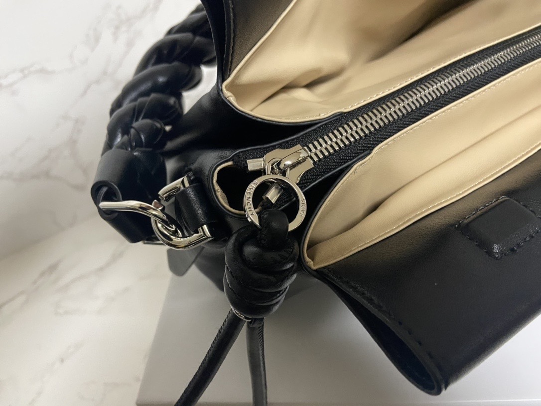 Givenchy纪梵希专柜最新款柔软大包ID93登场zp17620！市场上根本看不到同款的设计不会撞包！
