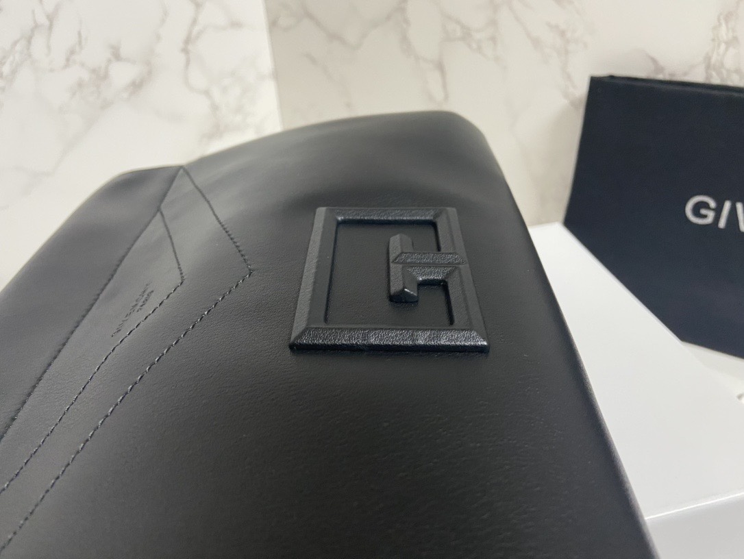 Givenchy纪梵希专柜最新款柔软大包ID93登场zp17620！市场上根本看不到同款的设计不会撞包！