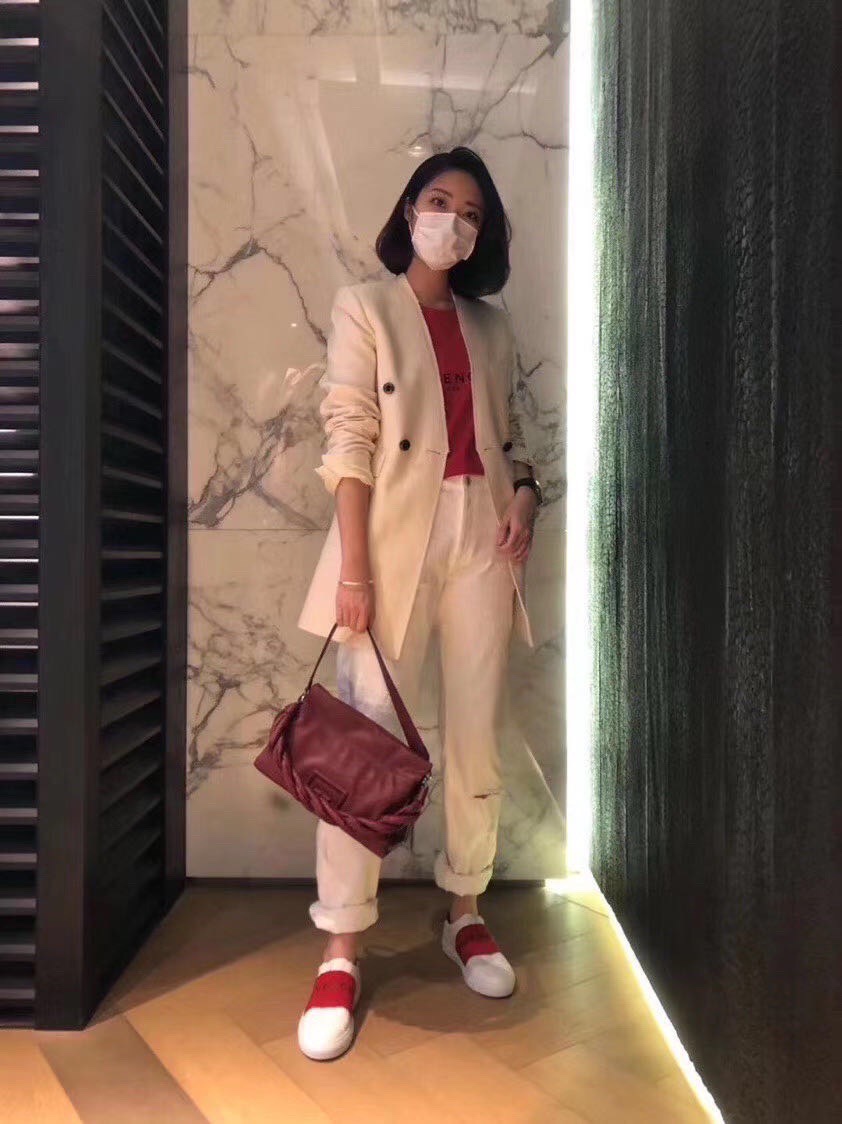 Advanced upper body picture! Nine colors available in small quantity! Arrived again on 25. The latest soft large bag ID93 is available at Givench