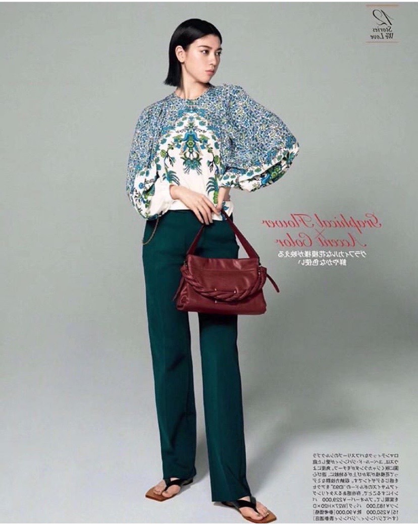 Advanced upper body picture! Nine colors available in small quantity! Arrived again on 25. The latest soft large bag ID93 is available at Givench