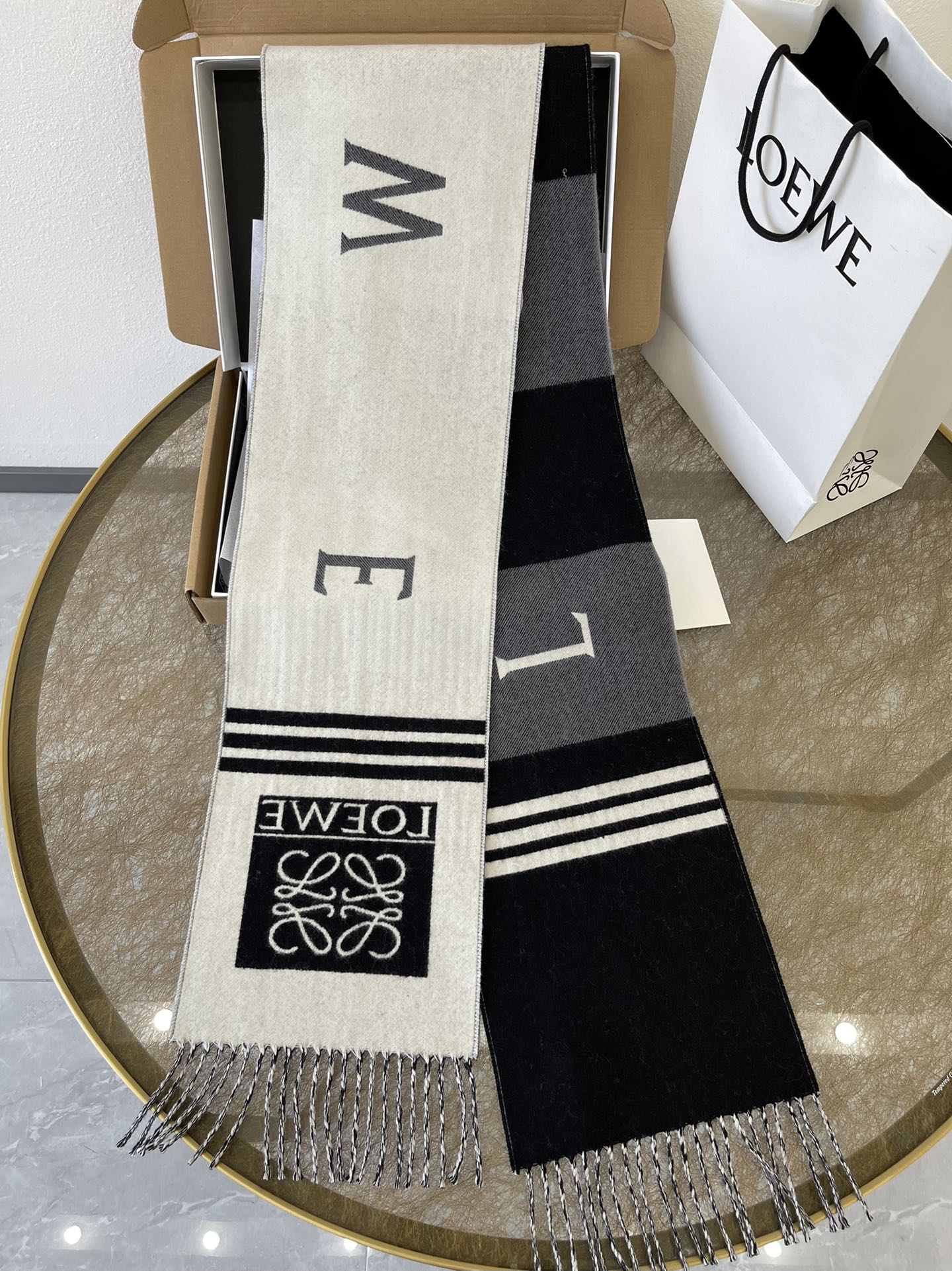 LOEWE罗意威男女同款学院风围巾