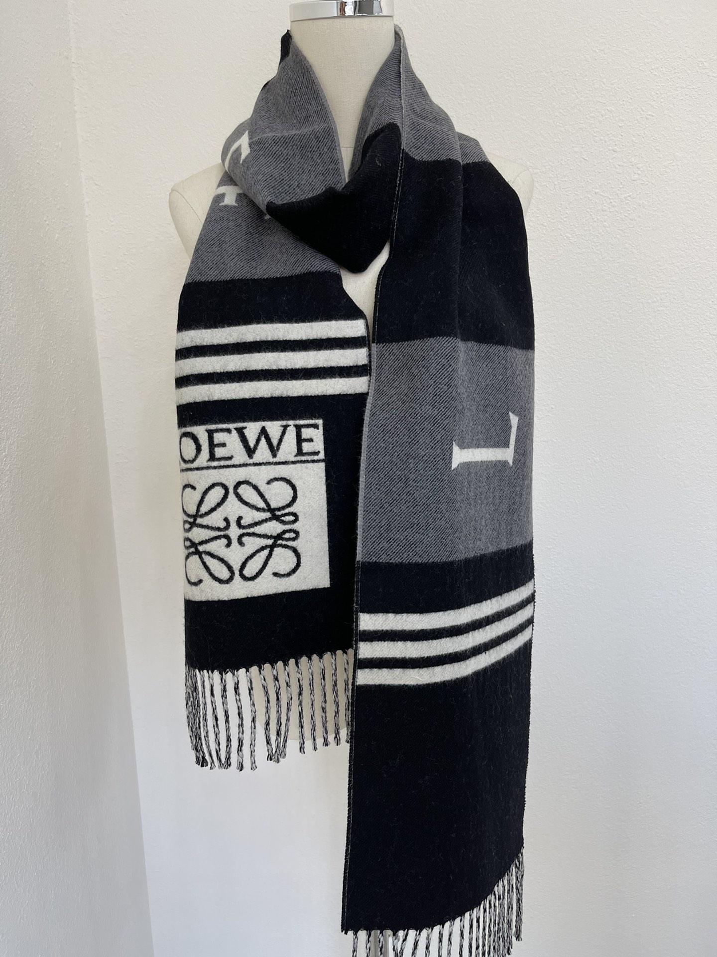 LOEWE罗意威男女同款学院风围巾
