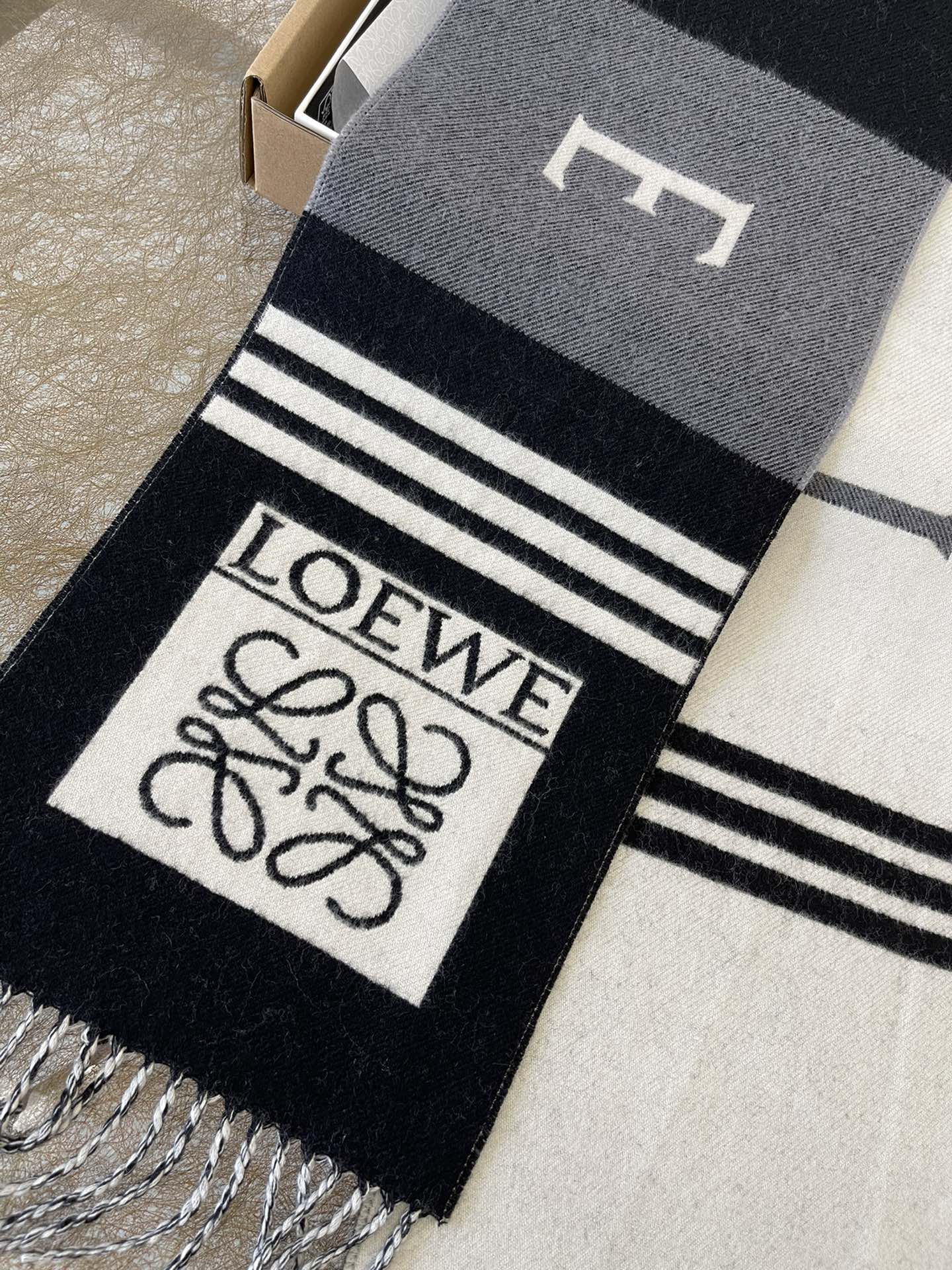 LOEWE罗意威男女同款学院风围巾