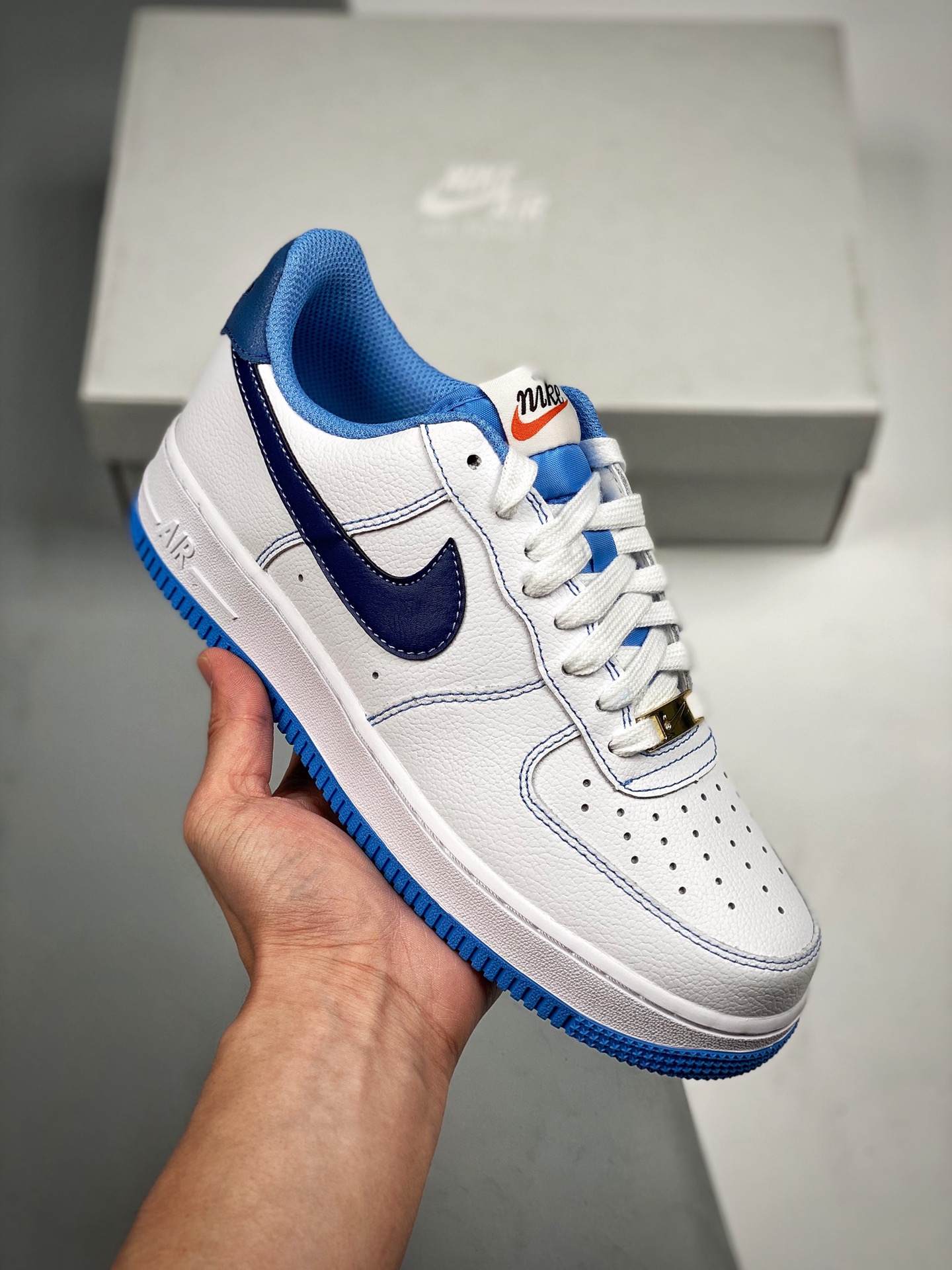 Nike Air Force 1 Low blanco y azul, horma y plantilla originales para un auténtico estilo Air Force, enfocado en el can…