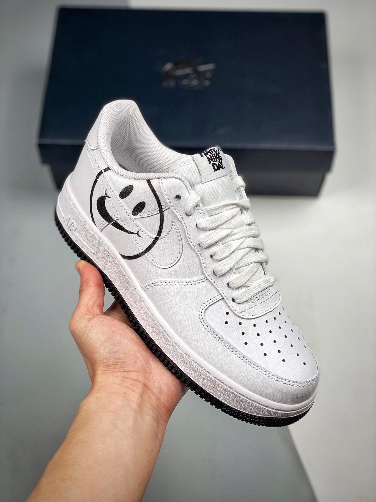 Nike Air Force 1 Low blanco y negro con cara sonriente, horma y plantilla originales para un auténtico estilo Air Force…