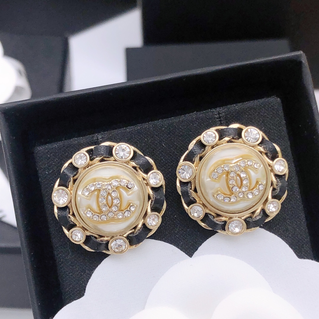 NO:107273,No. XED0709 New leather round earrings Seiko create every detail very fine workmanship This design is very beautiful This is really super beautiful and super fairy. A must-have for exquisite young ladies, fine accessories, earrings19860909编号XED0709 新款皮革圆形耳环 精工打造每一个细节做工非常精细这款设计非常美轮美奂 这款真的超级美超级仙 精致小姐姐必备,饰品精品,earrings,Jewelry