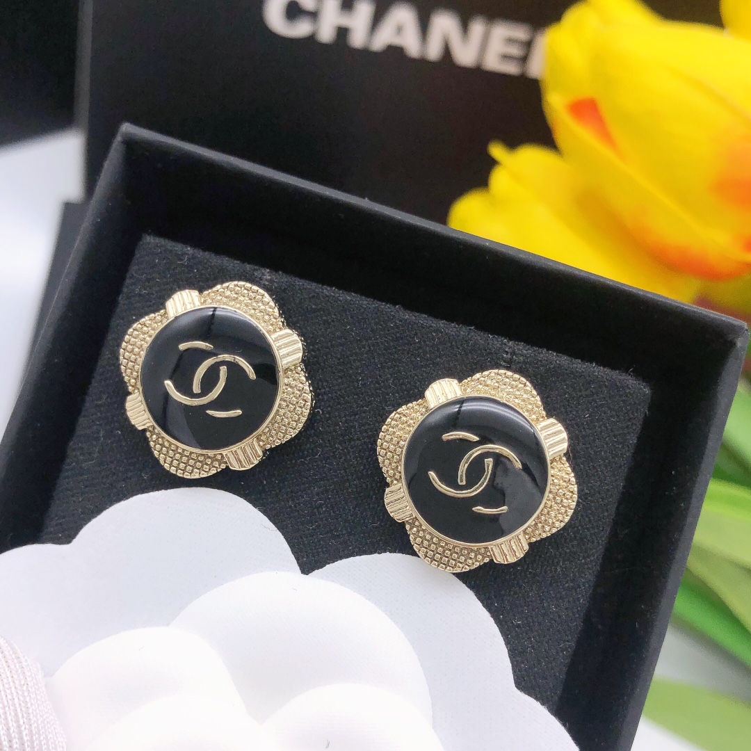编号XED0711
小香 火爆 Chanel 黑色滴油耳钉 耳环 手工坊 这一季美出新高度！ 时髦指数最